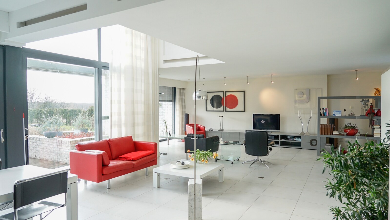 Dorne : moderne woning met parktijkruimte / bureel, volwaardige kelderverdieping, terras, zwemvijver en weide. Prachtig uitzicht. 