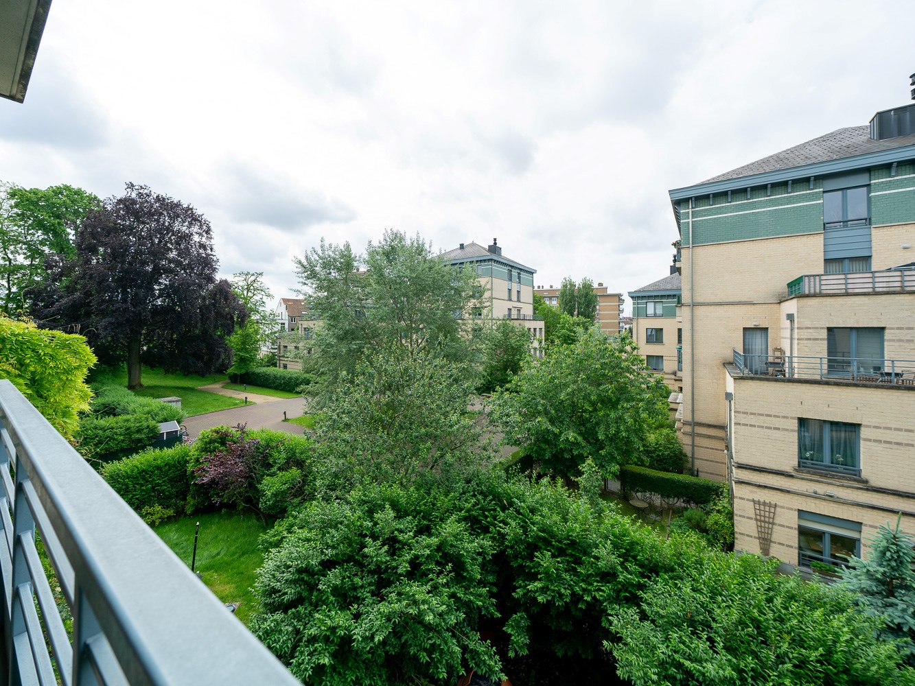 Recent 2-slaapkamer appartement met kelder 