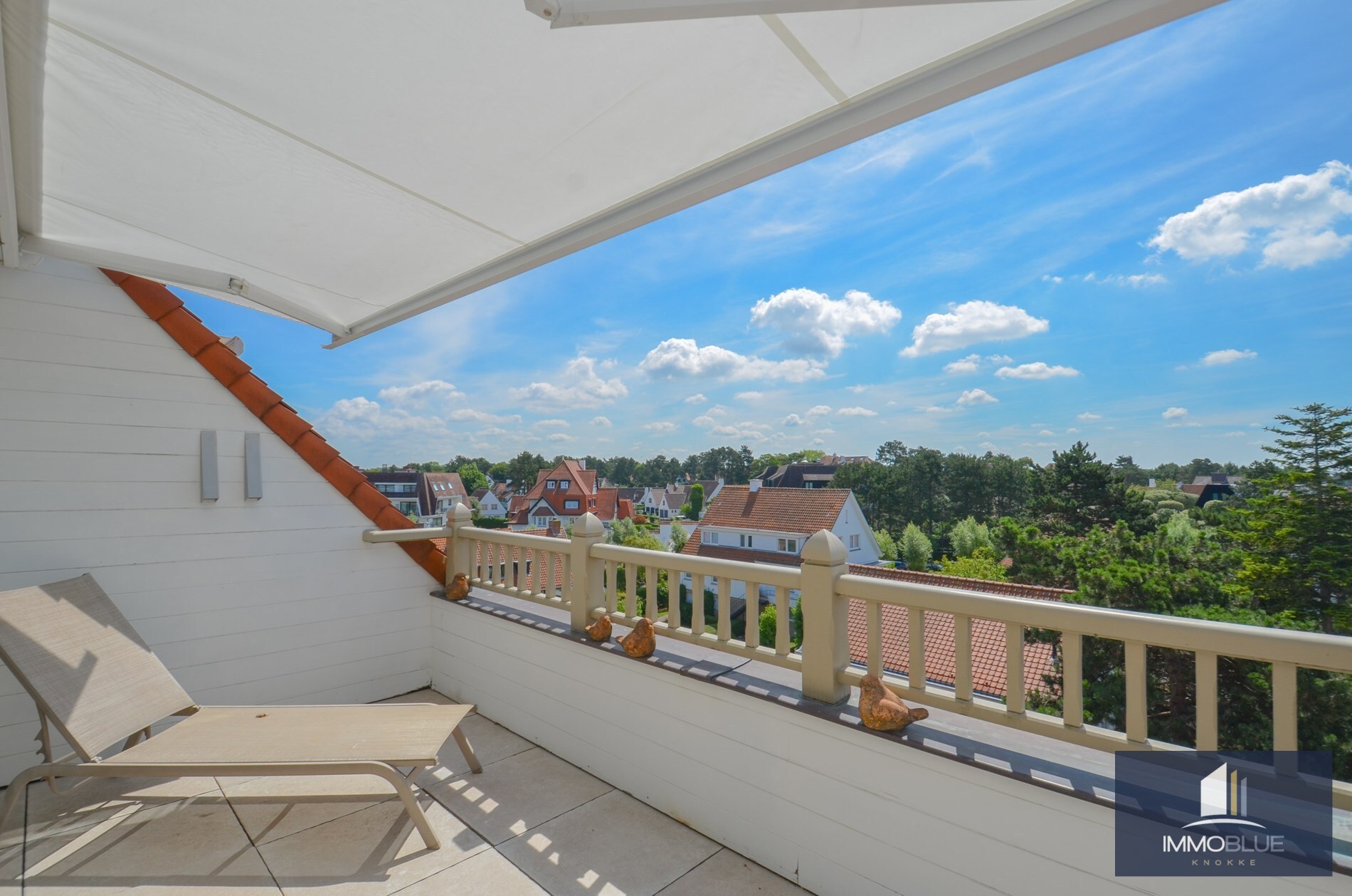 Stijlvol duplexappartement met zonnige terrassen en open zicht op de villa’s van het Zoute. 