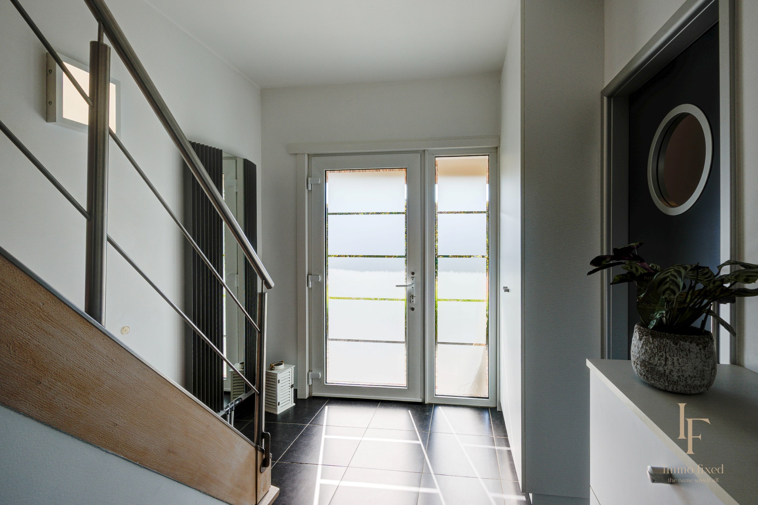 Villa met magazijn, garagebox en 12+ parkeerplaatsen te Kontich! 