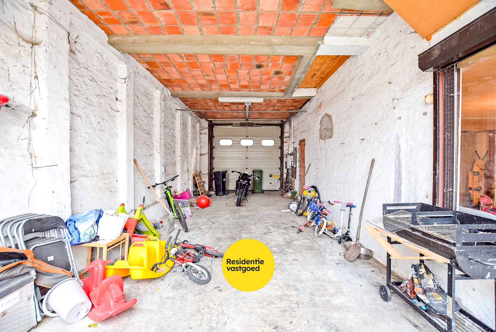 Ruime woning met uitbreidingsmogelijkheden en loods in groot Alveringem. 