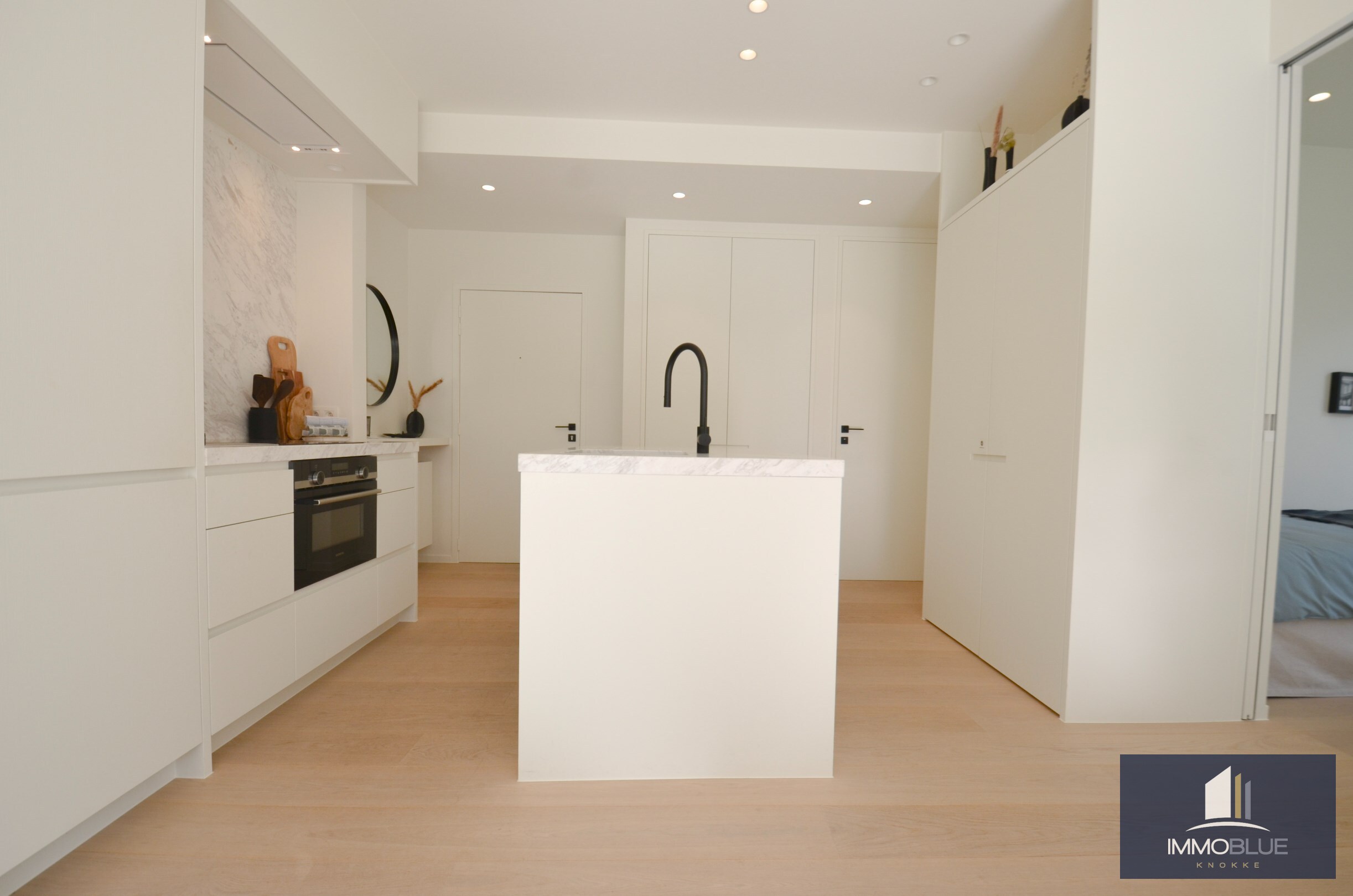 Volledig gerenoveerd hoek-appartement met een ruim zuid gericht terras gelegen aan de Zeedijk in het Zoute. 