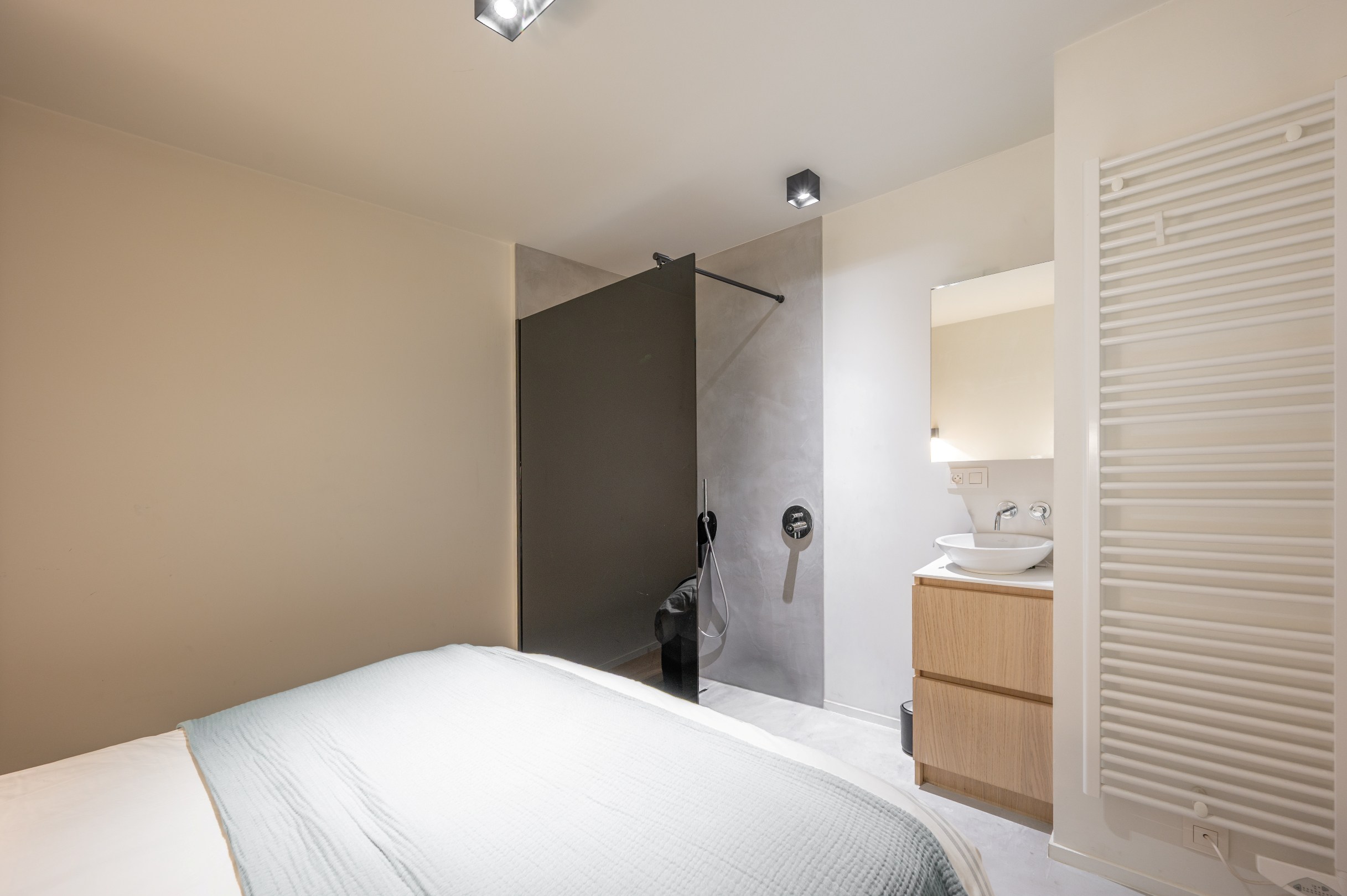 Appartement d'une chambre entièrement rénové, situé au centre près de la digue et de l'avenue Dumortier. 