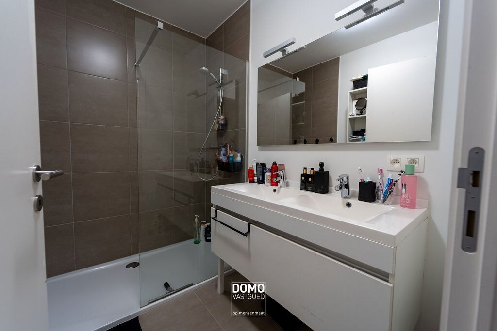 STIJLVOL EN INSTAPKLAAR TWEE SLAAPKAMER APPARTEMENT MET RUIM TERRAS IN BILZEN-HOESELT 