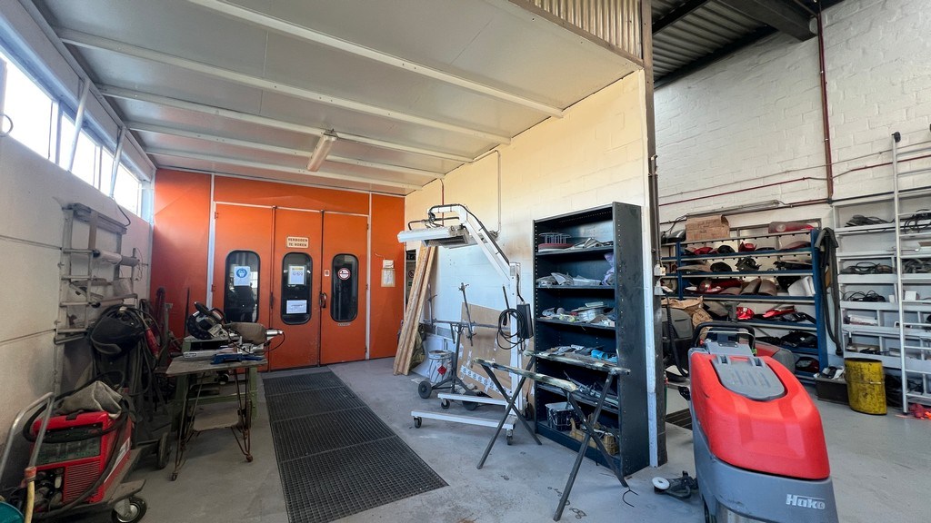 Showroom met werkplaats en appartement te koop in Wondelgem