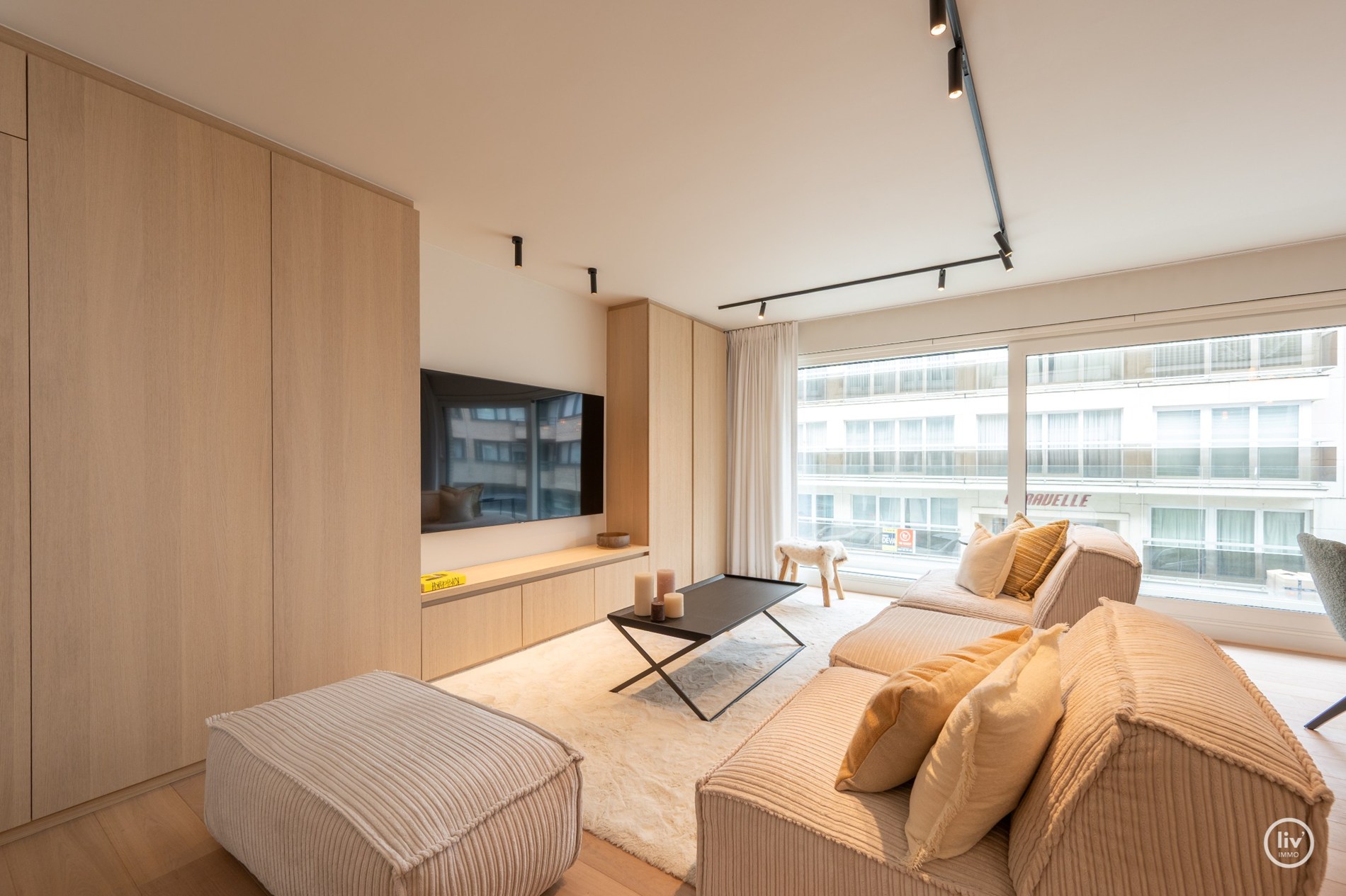 Prachtig ruim 2 slaapkamerappartement met mooie gevelbreedte en groot zonneterras op een topligging vlakbij de Dumortierlaan te Knokke. Garage mogelijk in het gebouw. 