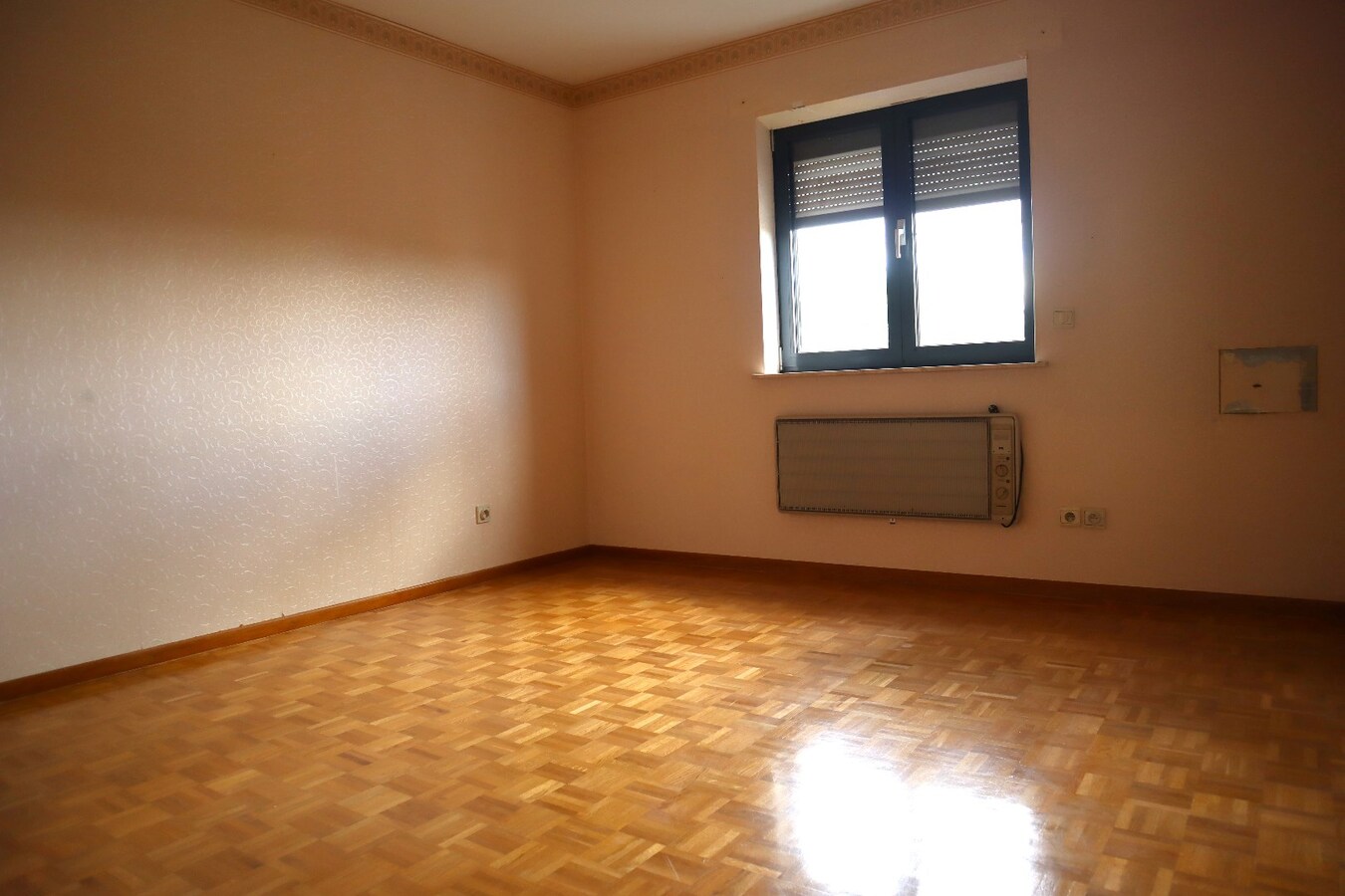 Mooi en goed onderhouden appartement met 2 slaapkamers (incl autostaanplaats) te Tienen 