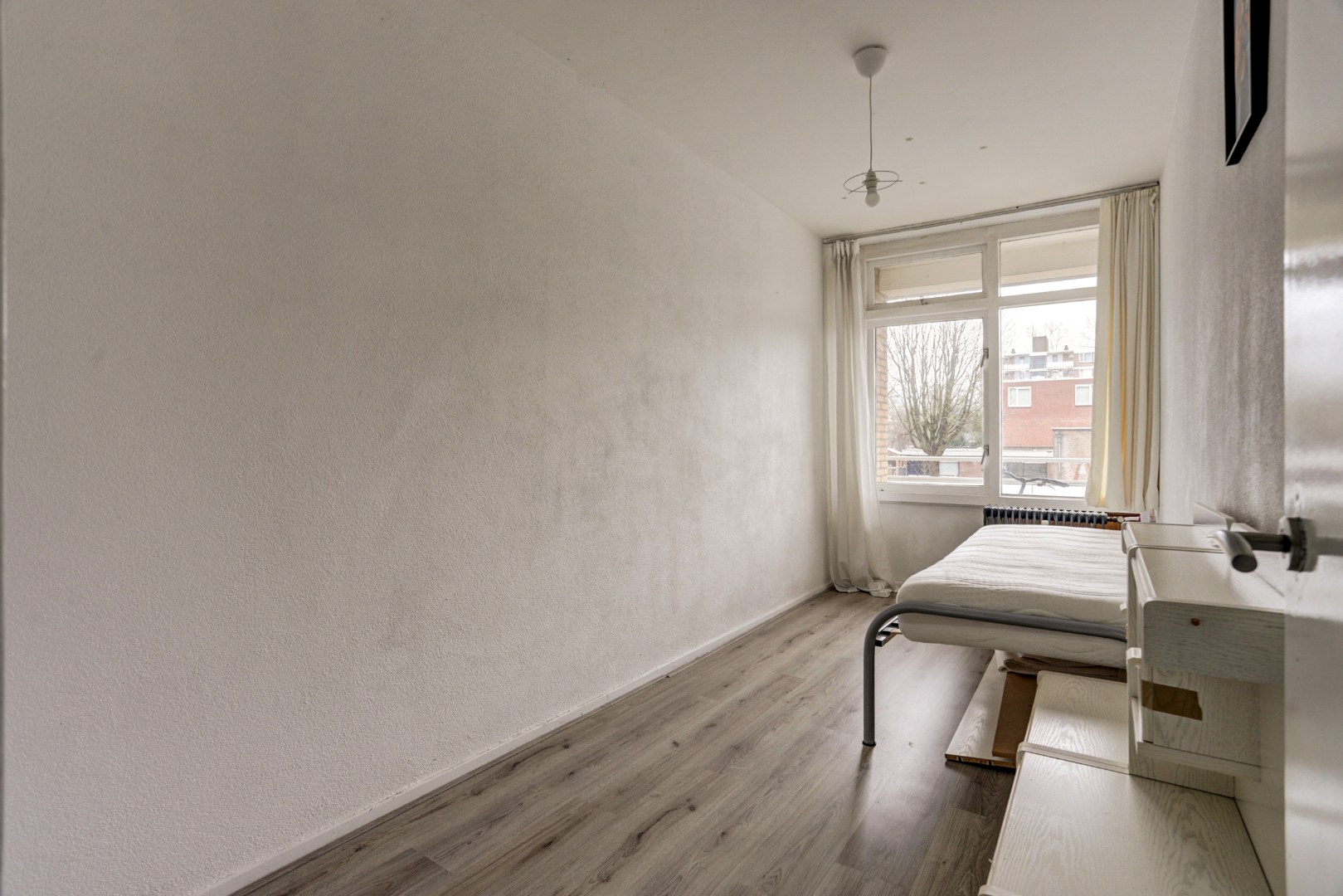 In "Het Lage Land" gelegen 4-kamer appartement met 3, slaapkamers, moderne keuken, 2 balkons,  berging in de onderbouw en gelegen op eigen grond! 