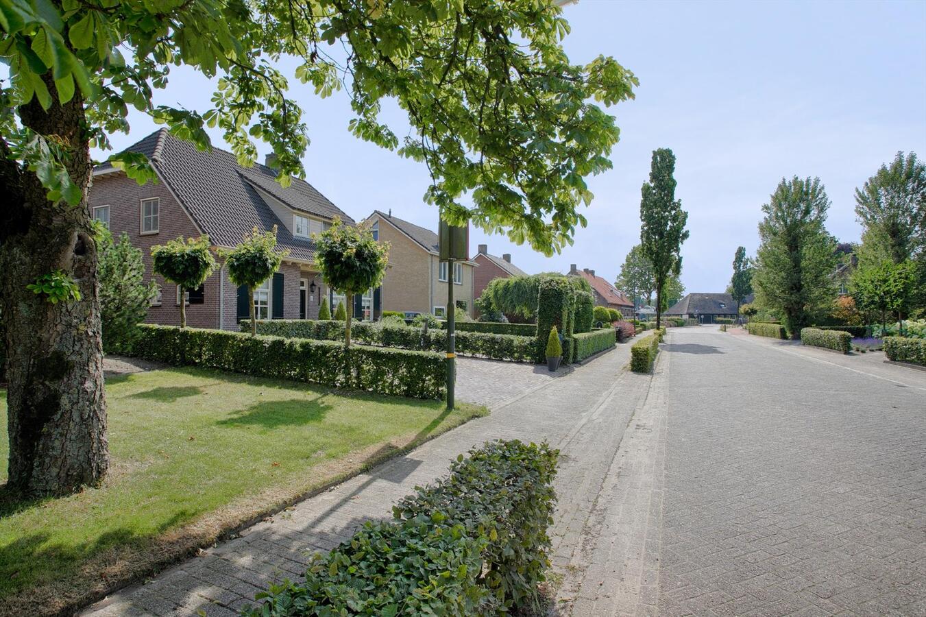 Vrijstaande woning met grote garage, 4 slaapkamers en ruime zolderverdieping. 