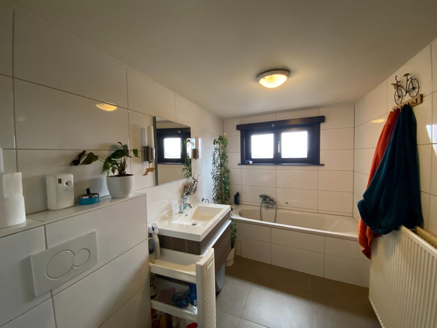 Zeer centraal gelegen opbrengsteigendom in hartje Sint-Eloois-Vijve! 