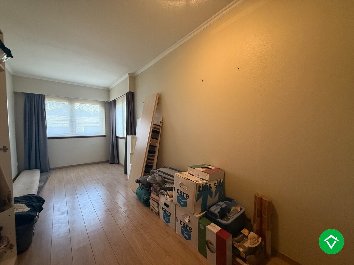 Rustig gelegen gelijkvloerse halfopen woning met 2 slpk's + dubbele garage 