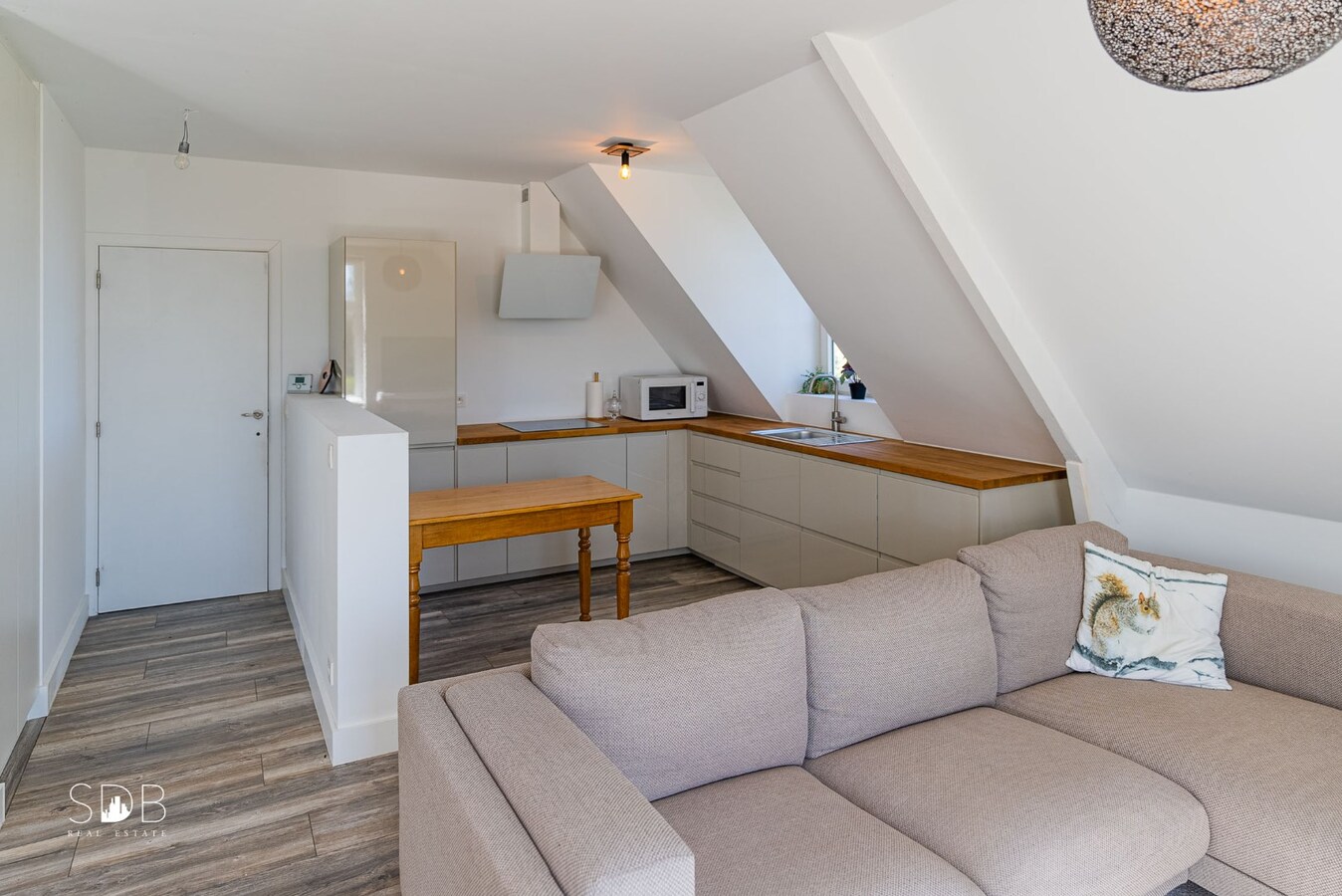 Stijlvolle villa met diverse bijgebouwen en graslanden op circa 3ha 