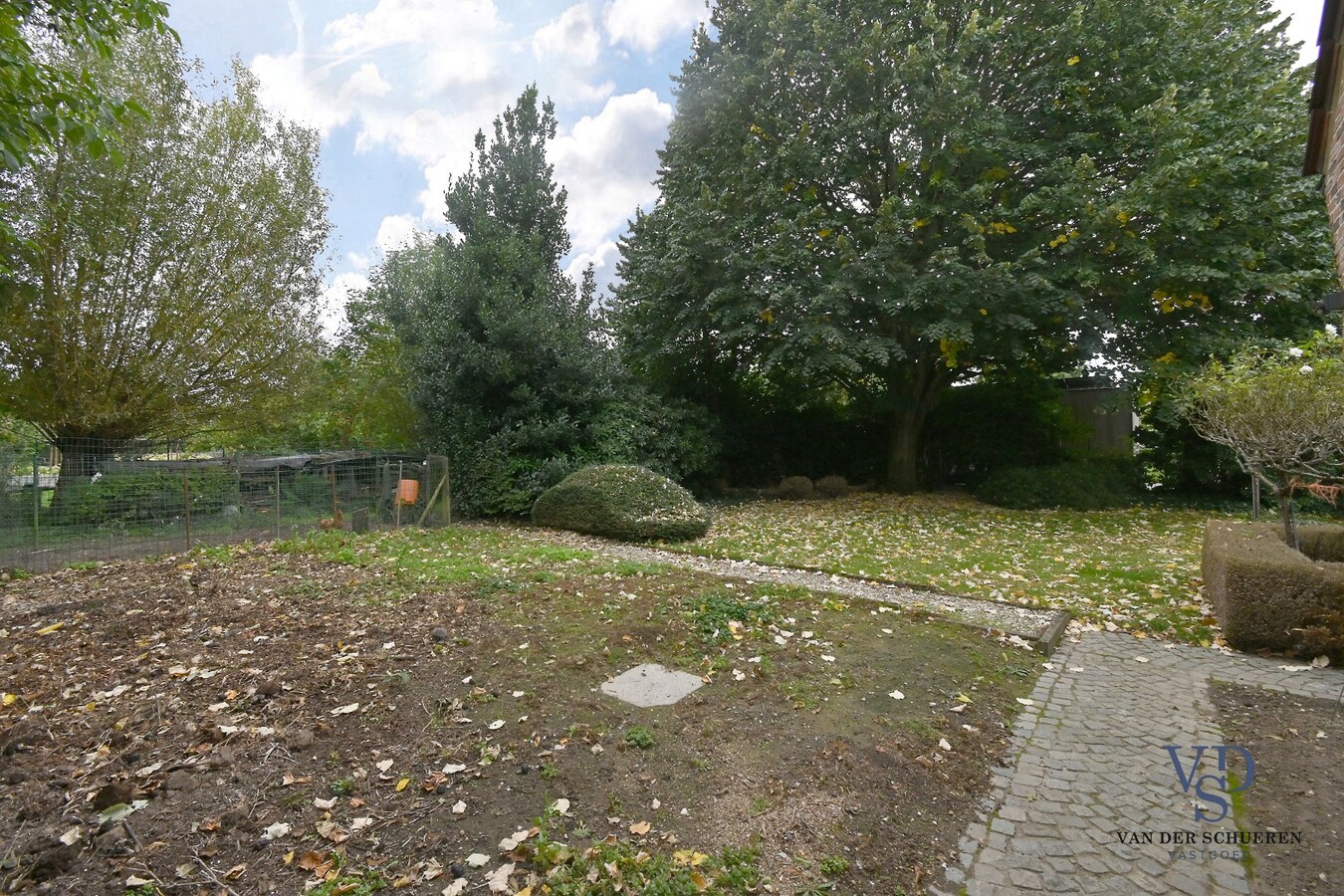 Bijzonder degelijke en ruime villa in doodlopende straat 