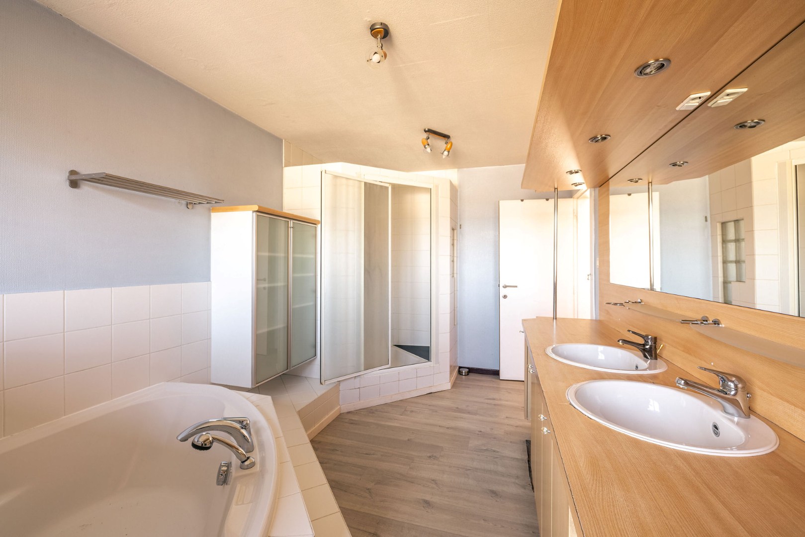 Renovatiepand met 6 slaapkamers, garage en grote zonnige tuin 