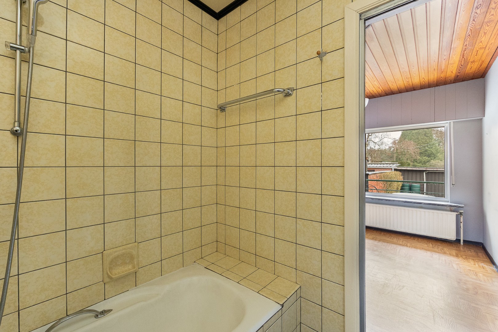 Gelijkvloers appartement met garage 