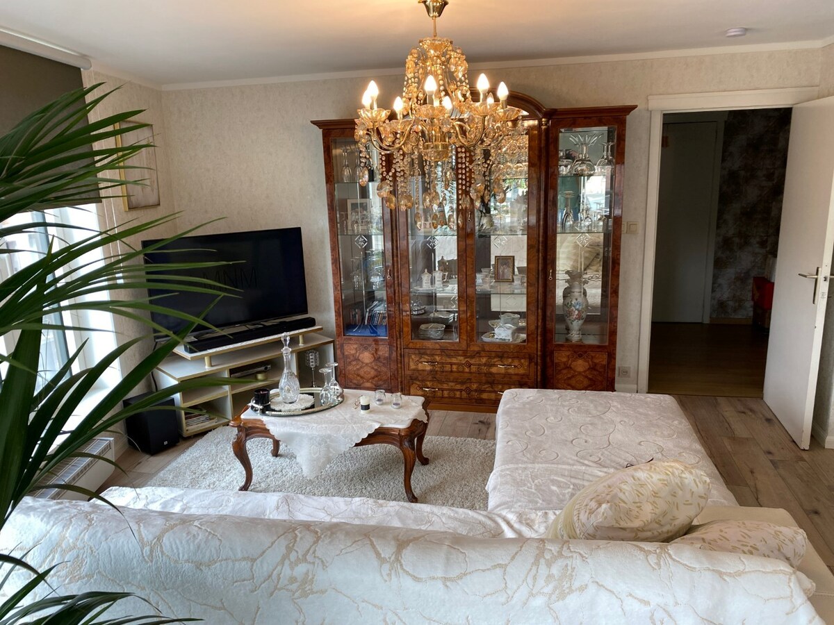 Ruim en lichtrijk appartement. 