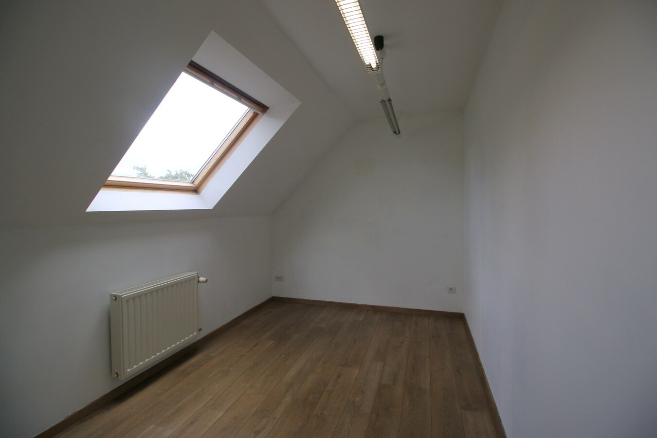 Instapklare woning (2004) met zonnepanelen en idyllische tuin 