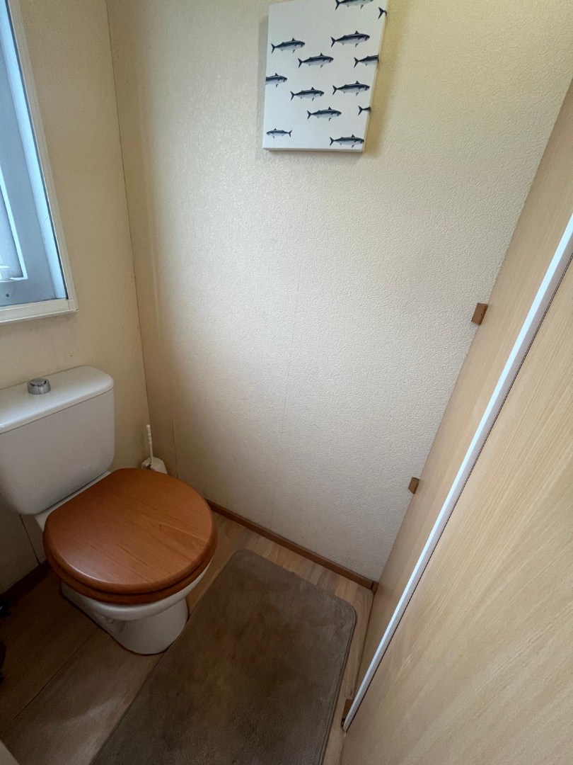 Leuke chalet (1999) met apart gastenverblijf, berging en royale tuin, op loopafstand van het Veerse Meer te koop! 