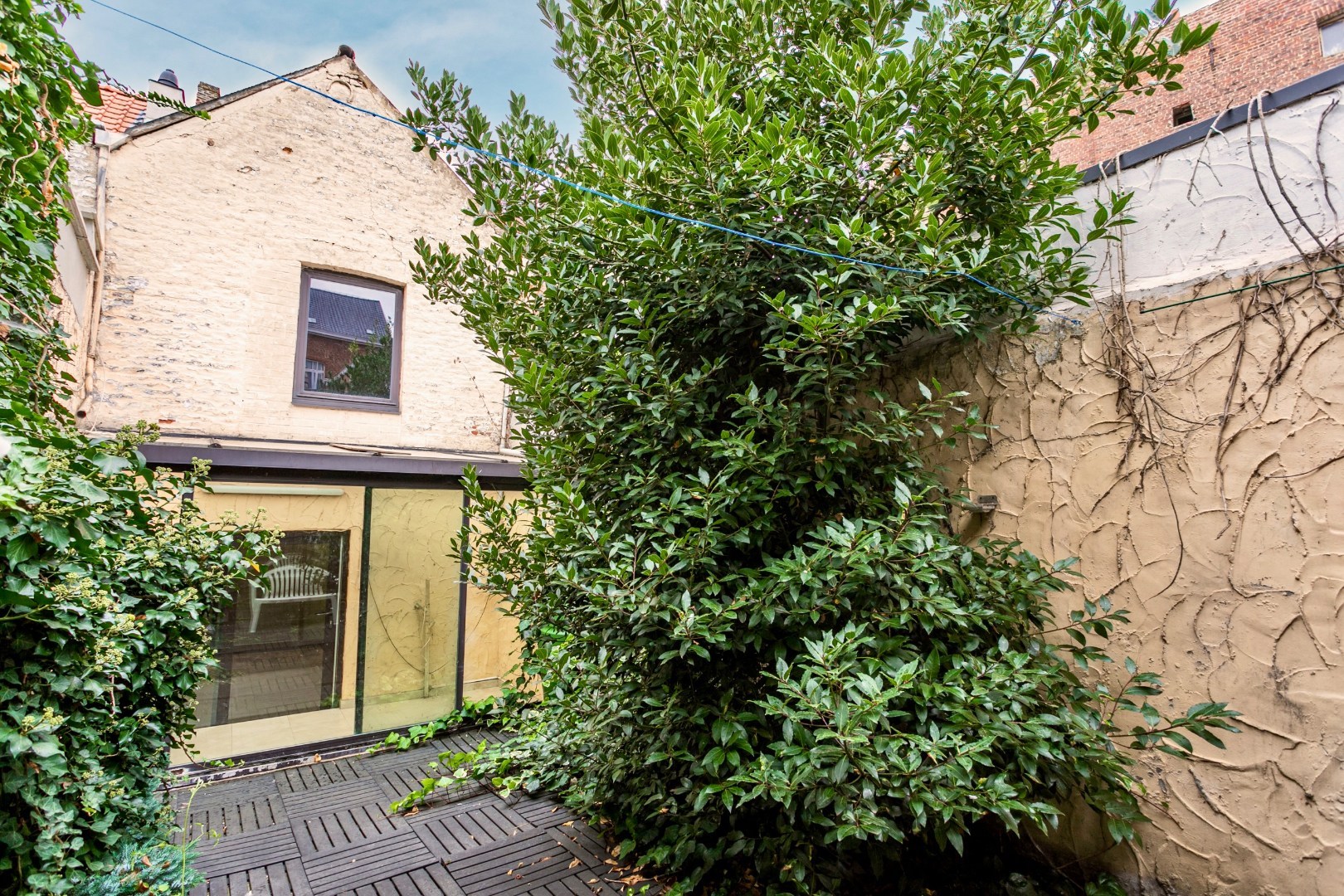 Handelspand met woonst te Halle-centrum 