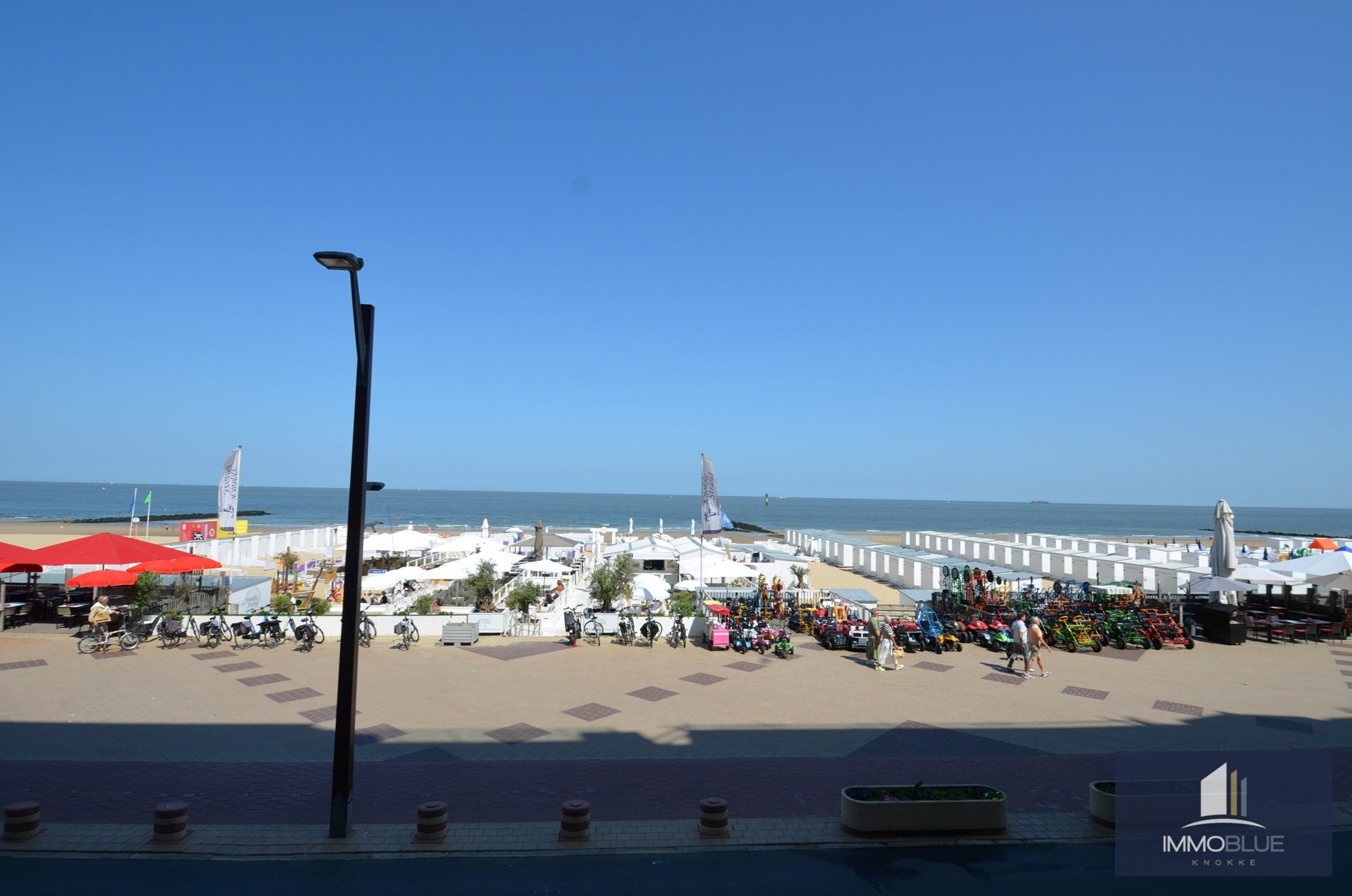 Appartement élégant, récemment rénové, avec vue frontale sur la mer. 