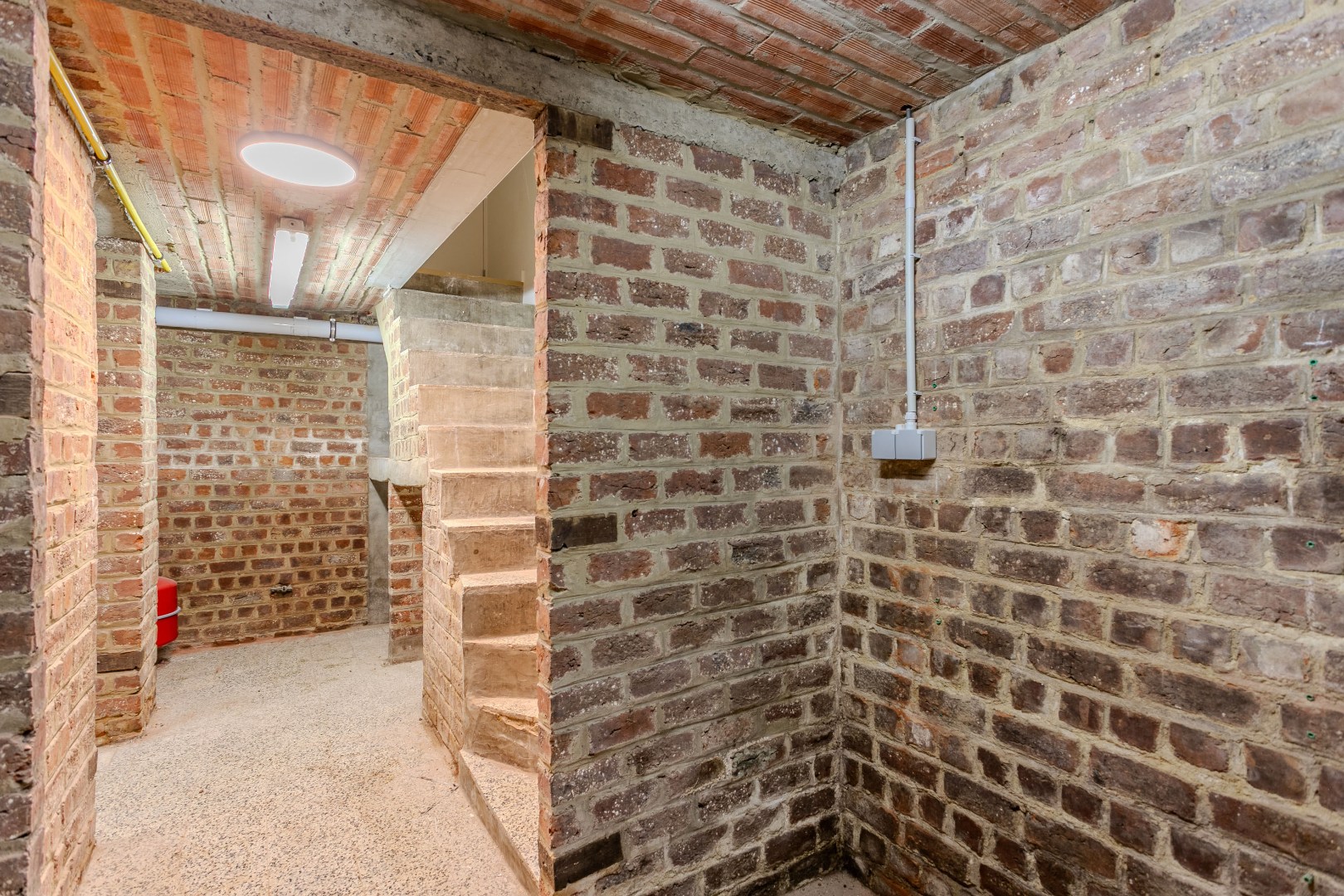 Gerenoveerde woning (EPC B) met 3 slpks (5 mogelijk) garage en tuin in een rustige straat te Lembeek 