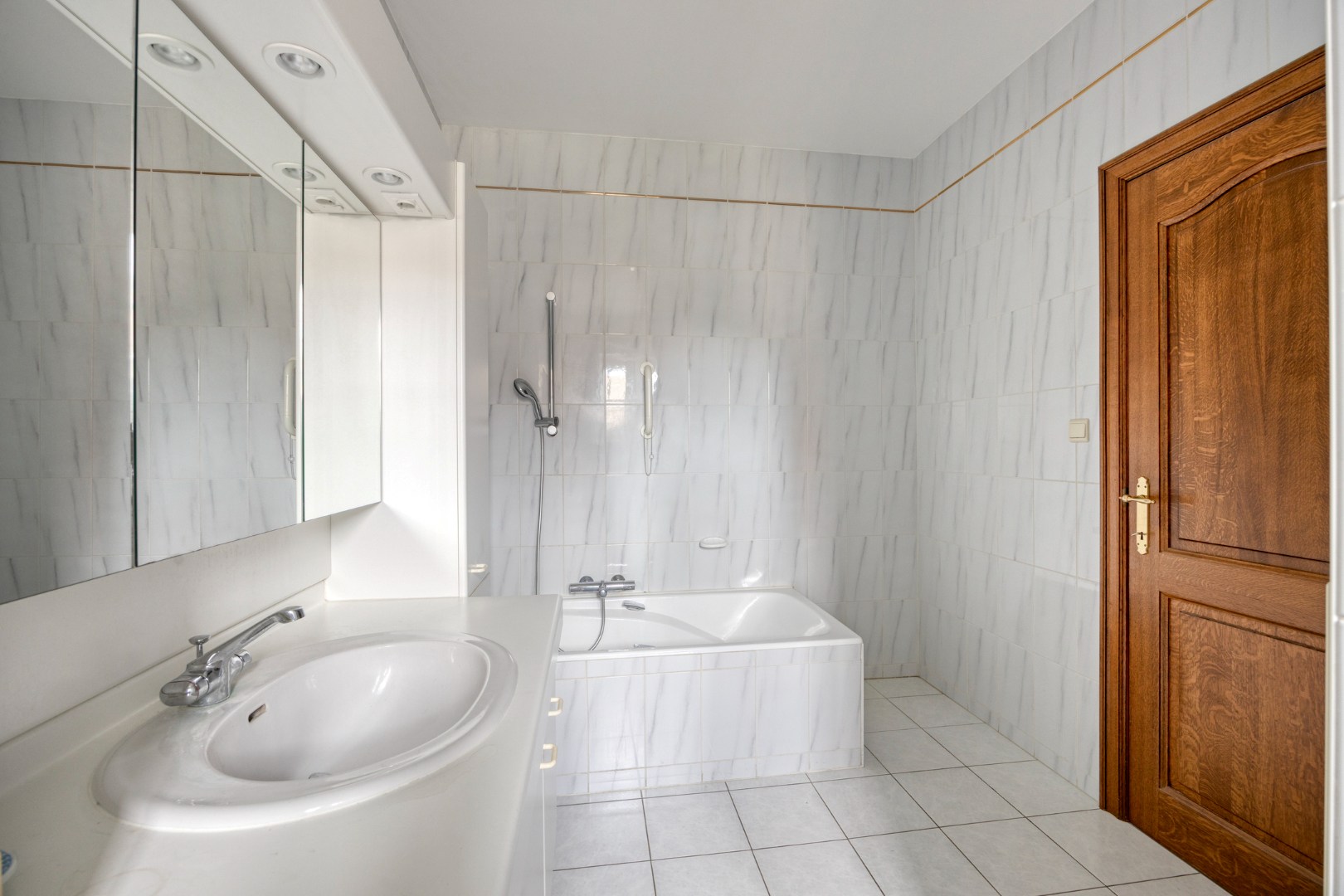 Badkamer gelijkvloers met bad/ douche combinatie