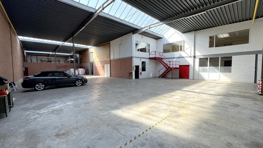 Magazijn met kantoren te huur vlakbij A12 in Wilrijk