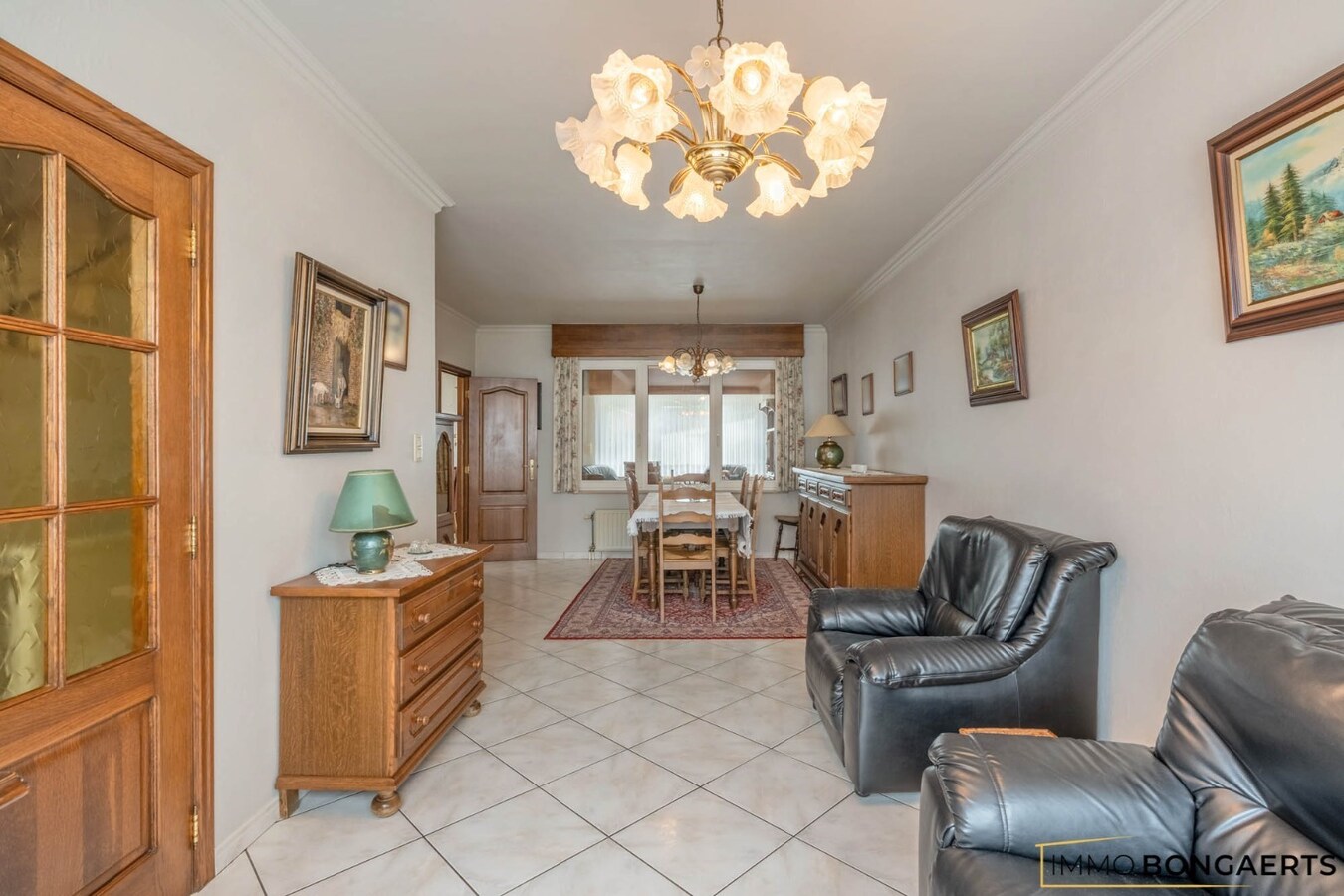 Ruime, instapklare woning (heropbouw 1994) met tuin, garage en drie slaapkamers. 