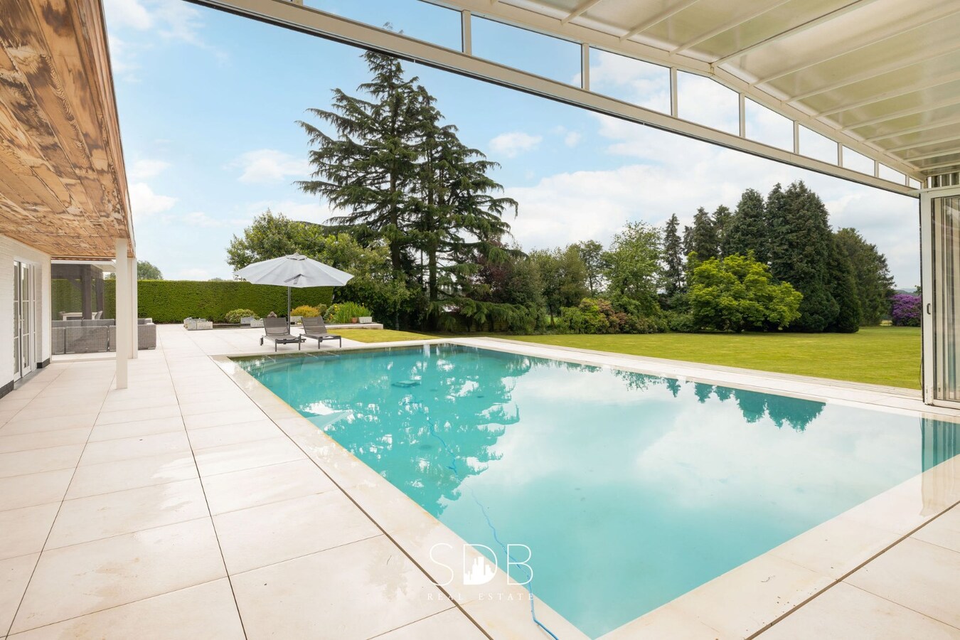 Prachtige villa met zwembad, paardenstallen, paddock en grasland op 1,3HA 