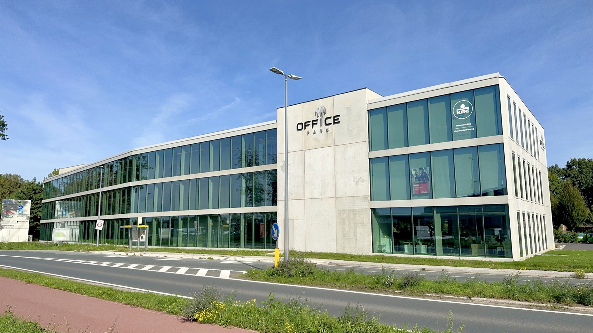 Energiezuinige kantoren te huur in Office Park aan E17 te Lokeren