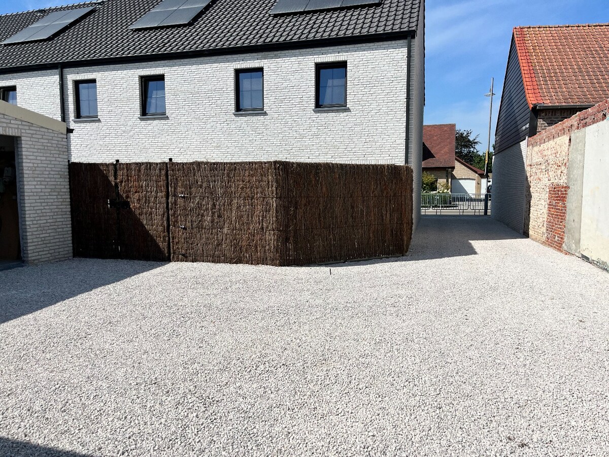 Instapklare nieuwbouwwoningen met garage en autostaanplaats te Langemark 