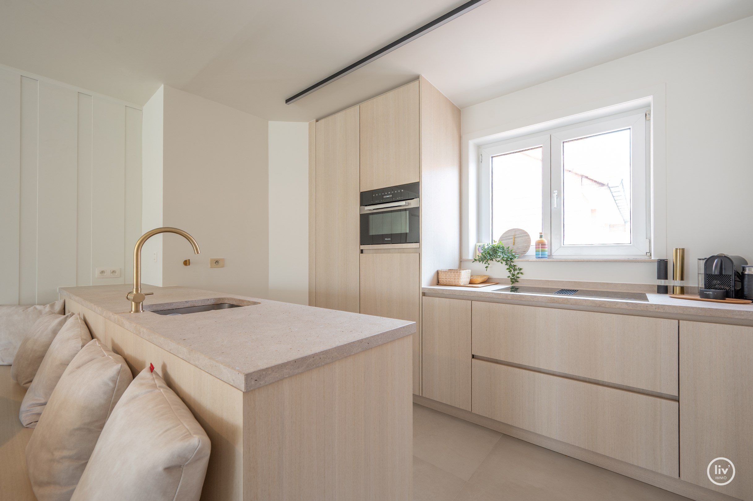 Appartement de 3 chambres élégamment rénové avec terrasse ensoleillée. 