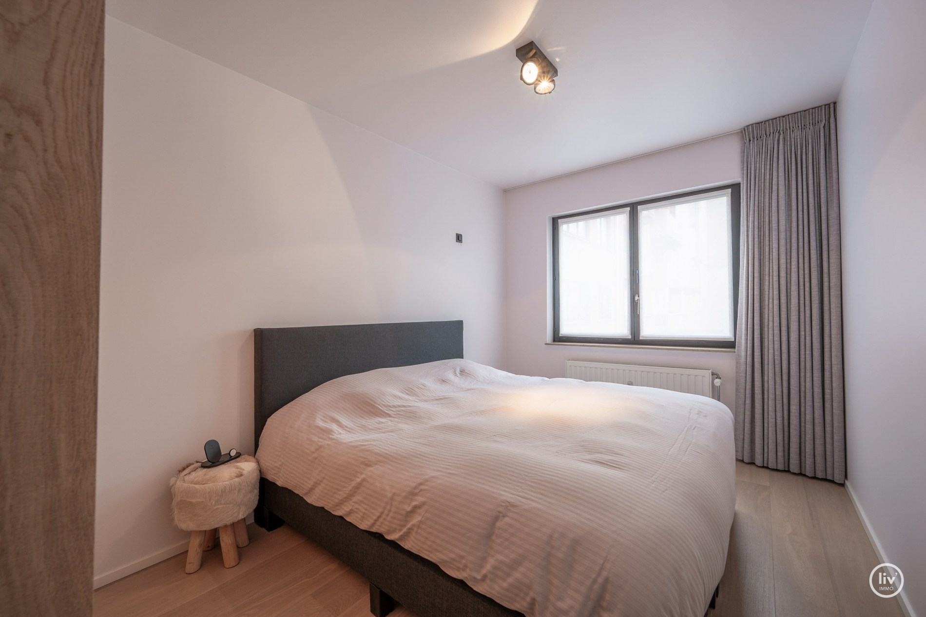 Prachtig gerenoveerd appartement met mooi zonneterras gelegen op de Kustlaan te Knokke. 