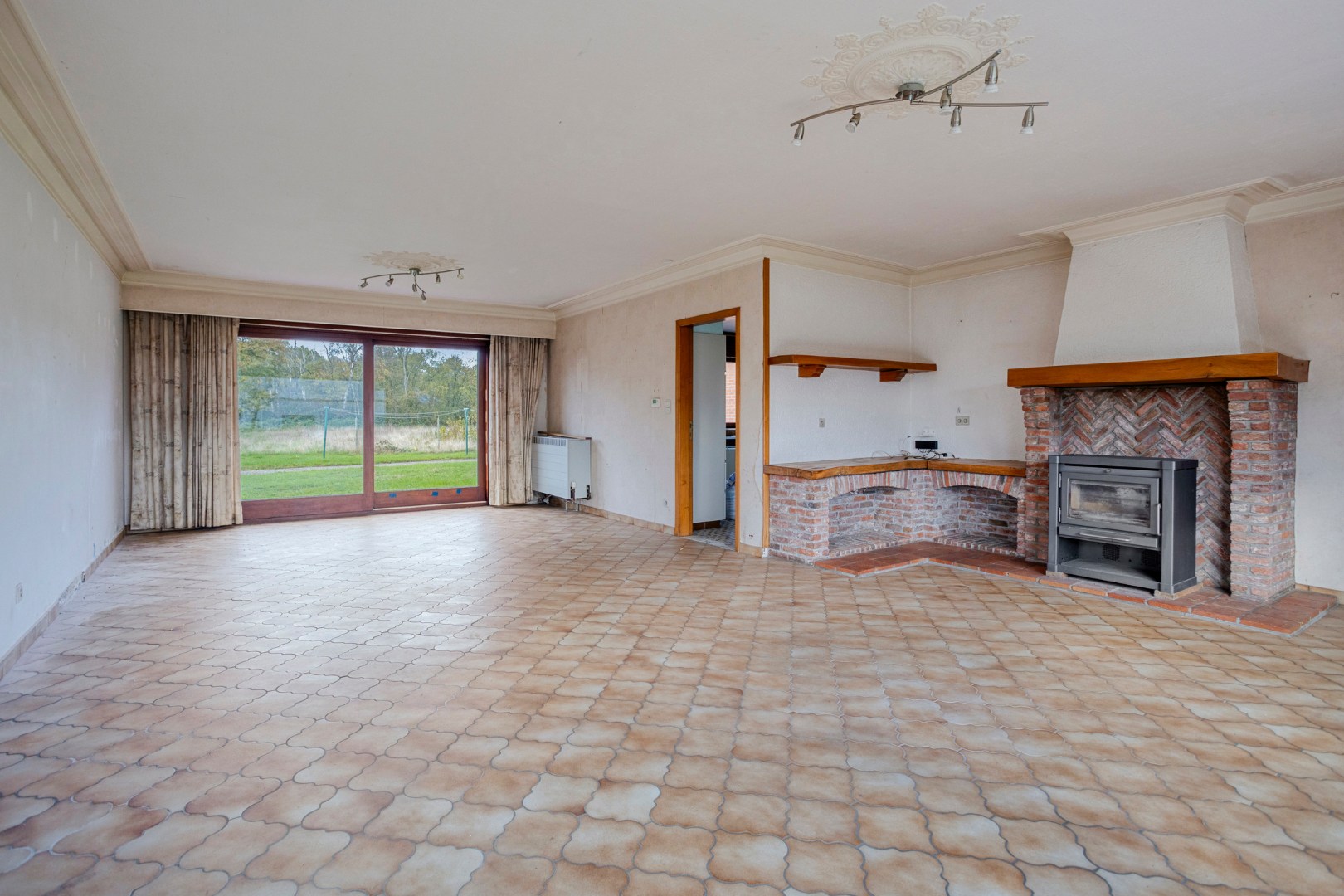 Te renoveren gezinswoning met 4 slpk. op een royaal perceel van 36a 75ca te Balen-Hulsen 