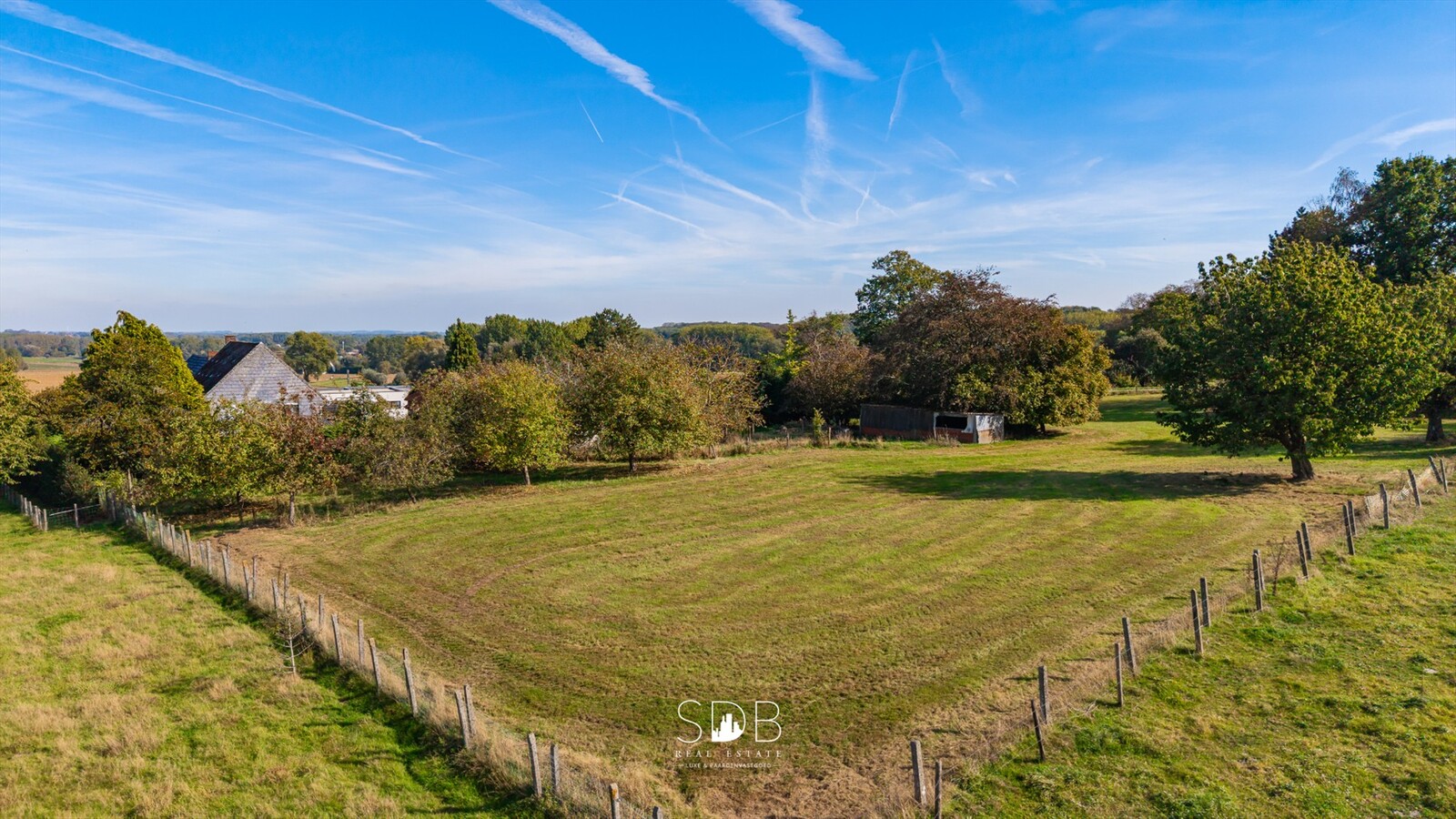 Landelijke hoeve met bijgebouwen en aanpalende graslanden op 14.677m² 