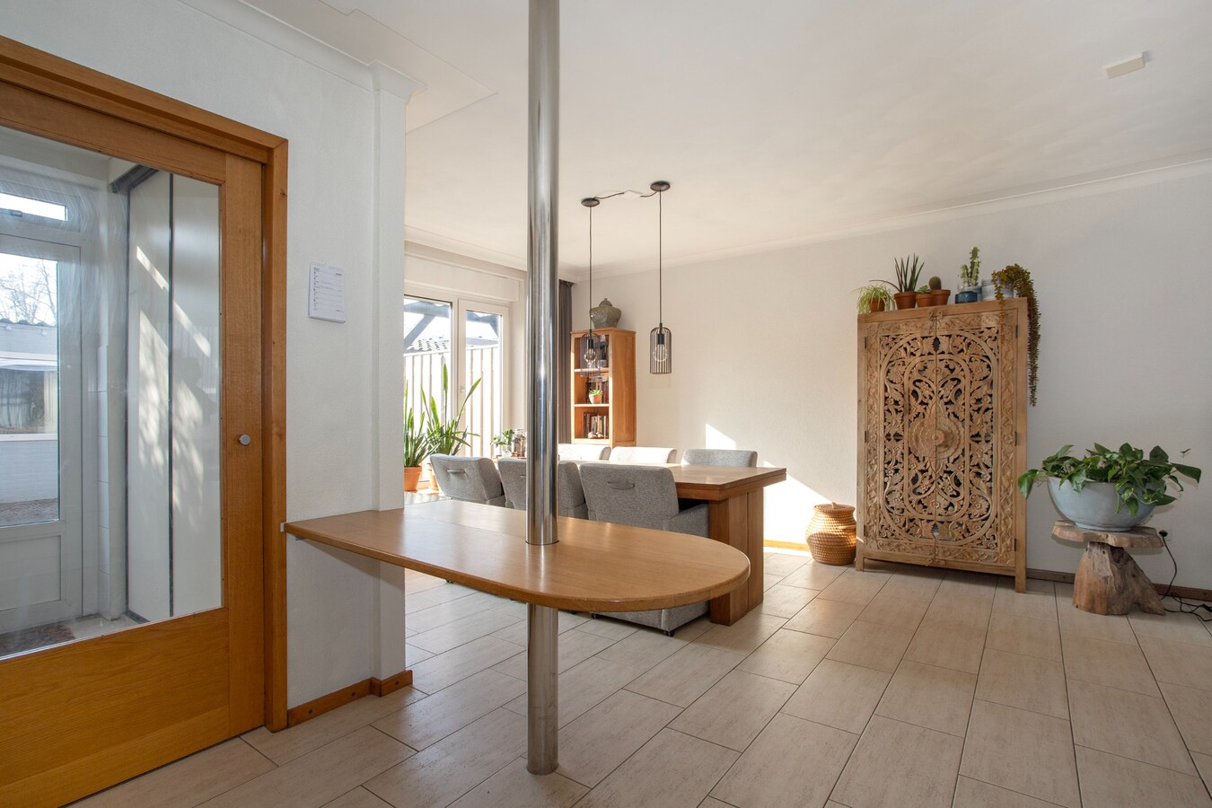 Uitgebouwde middenwoning met grote berging (28 m2) gelegen in een gewilde woonwijk in Bladel. 