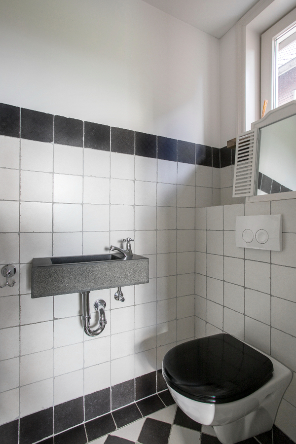 Vrijstaande, instapklare eengezinswoning met garage en carport afgewerkt in landelijke stijl. 