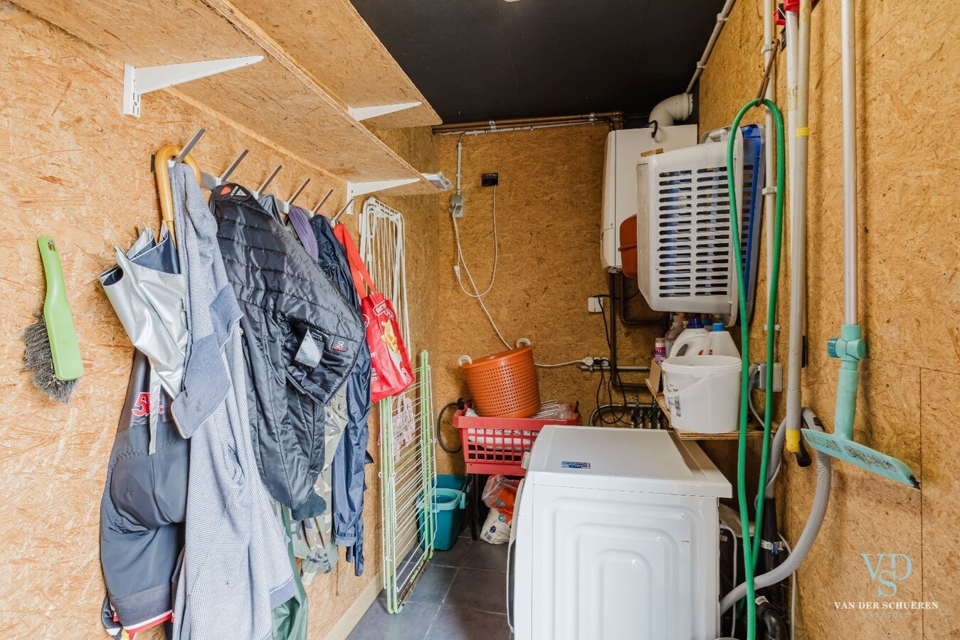 Ruime woning met atelier / garage. 