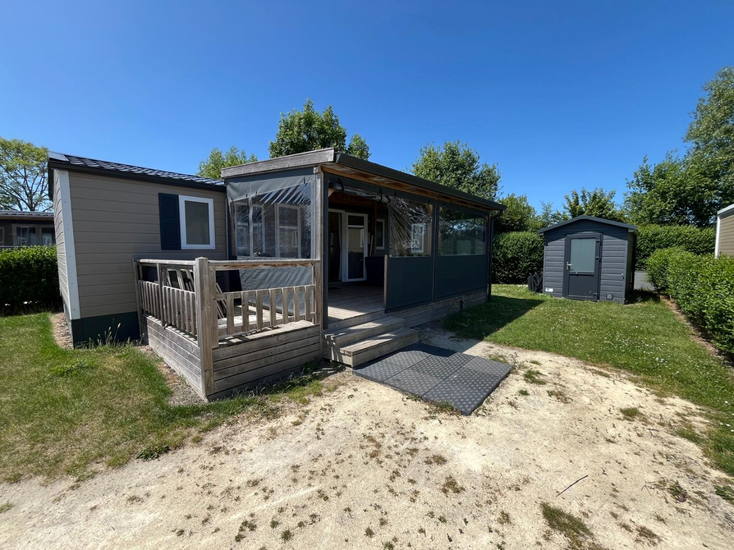 T.A. Makelaardij biedt aan – Chalet JD12-: Op een schitterende locatie in een goed verzorgd recreatiepark aan de kust van Walcheren bieden wij dit leuke chalet aan. 