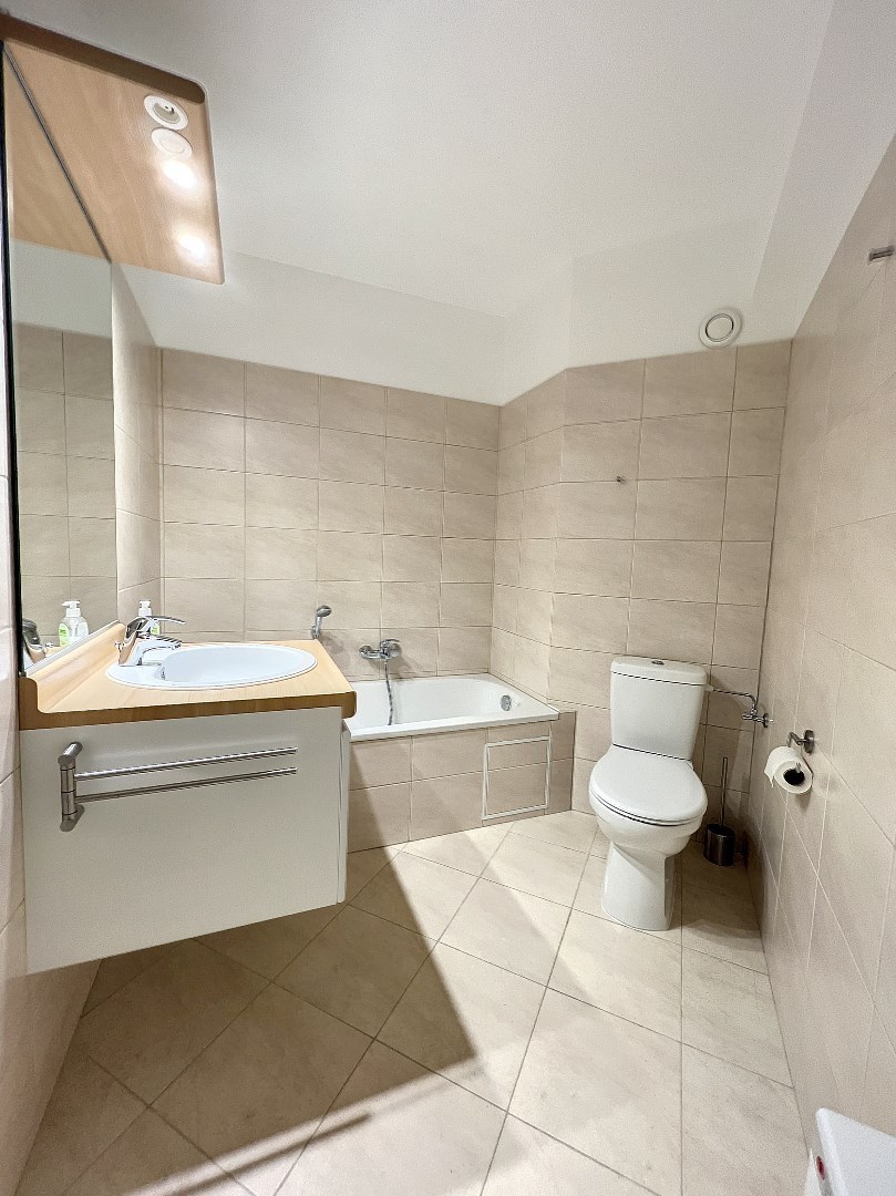 Appartement prêt à emménager avec 1 chambre et terrasse dans un quartier résidentiel calme. 