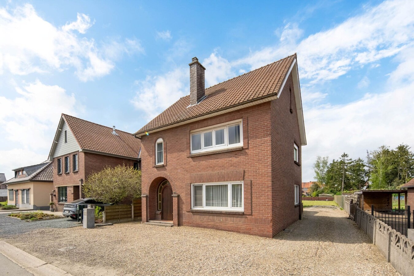 Charmante, te renoveren woning op een perceel van 9a14ca met ruime garage in achtertuin! 