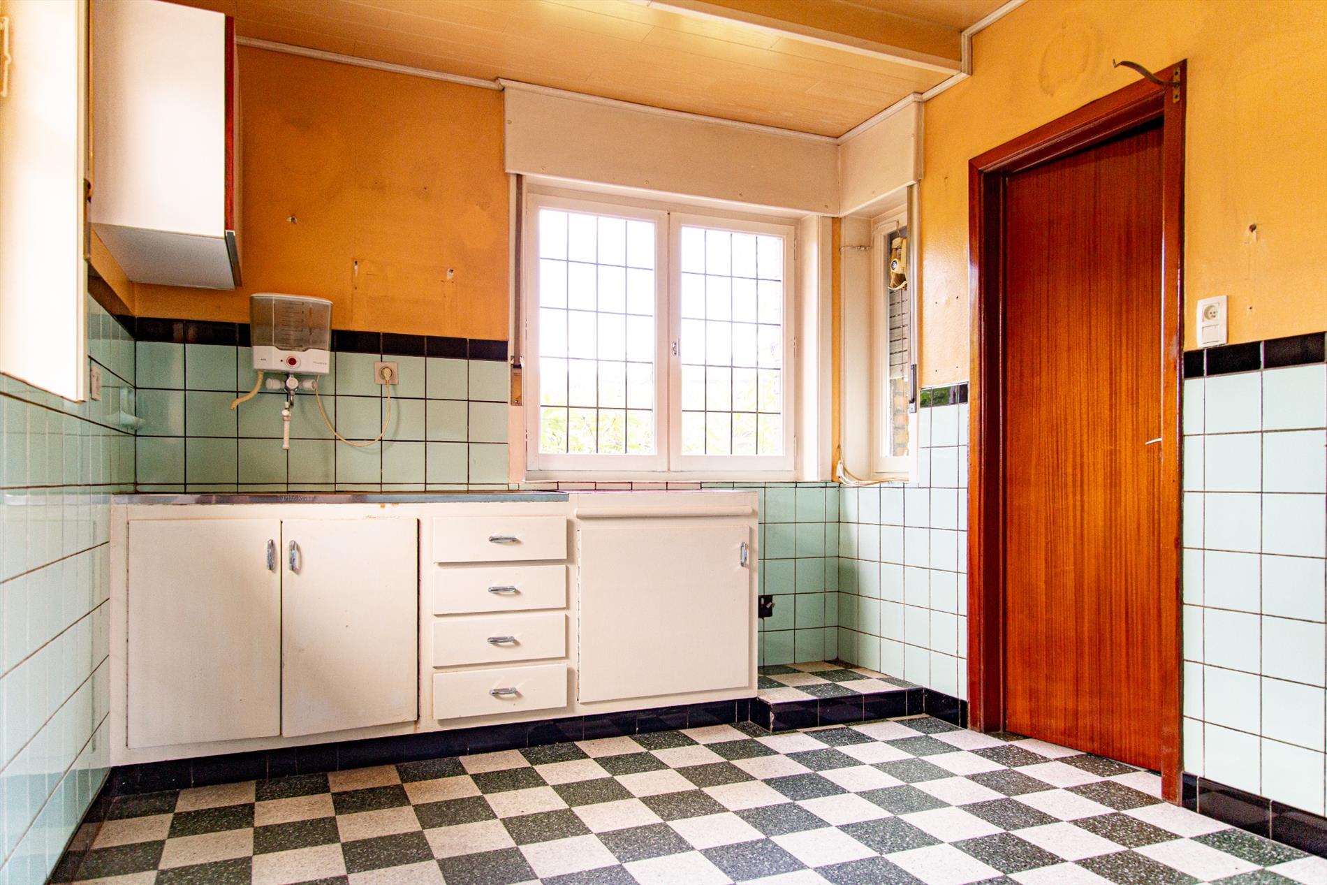 Te renoveren woning met  3 slpks  rustig gelegen te Aalter 