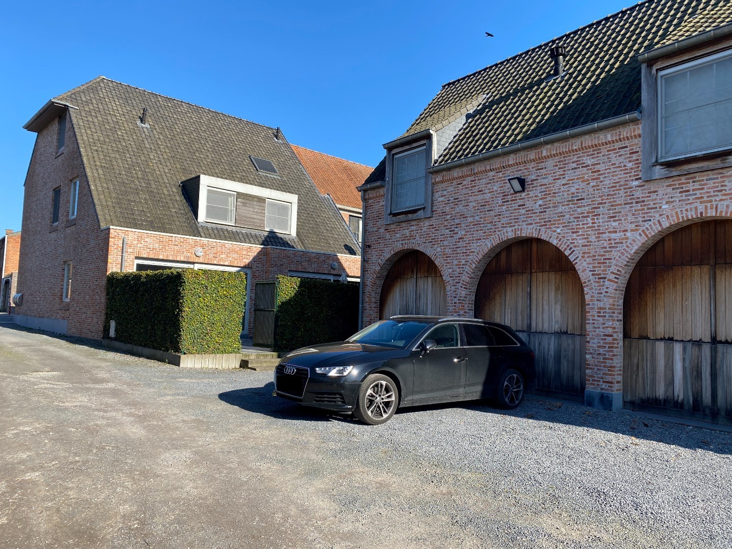 Halfopen bebouwing met terras en garage 