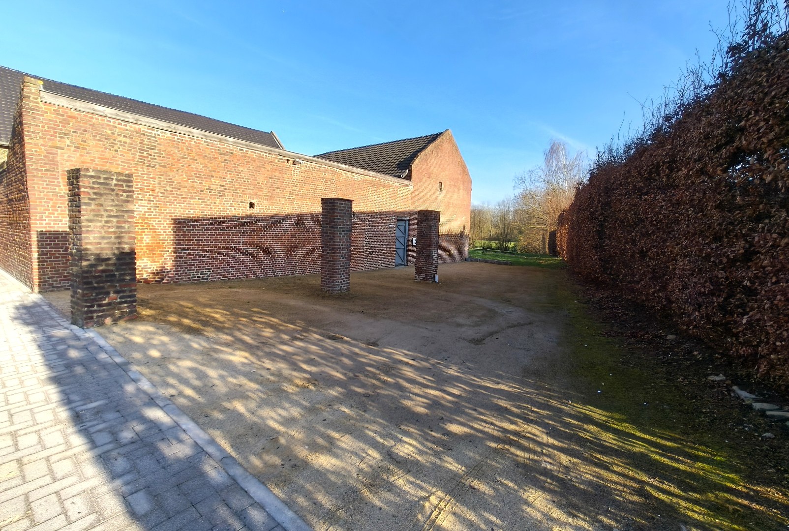 RUIME WONING VAN 390 m² MET GROTE TUIN EN ZWEMBAD 