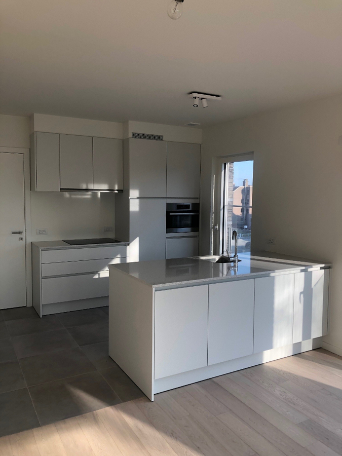 Prachtig nieuwbouwappartement  (geen vaste kosten; met ondergrondse staanplaats voorzien van oplaadmogelijkheid voor elektrische wagen). 
