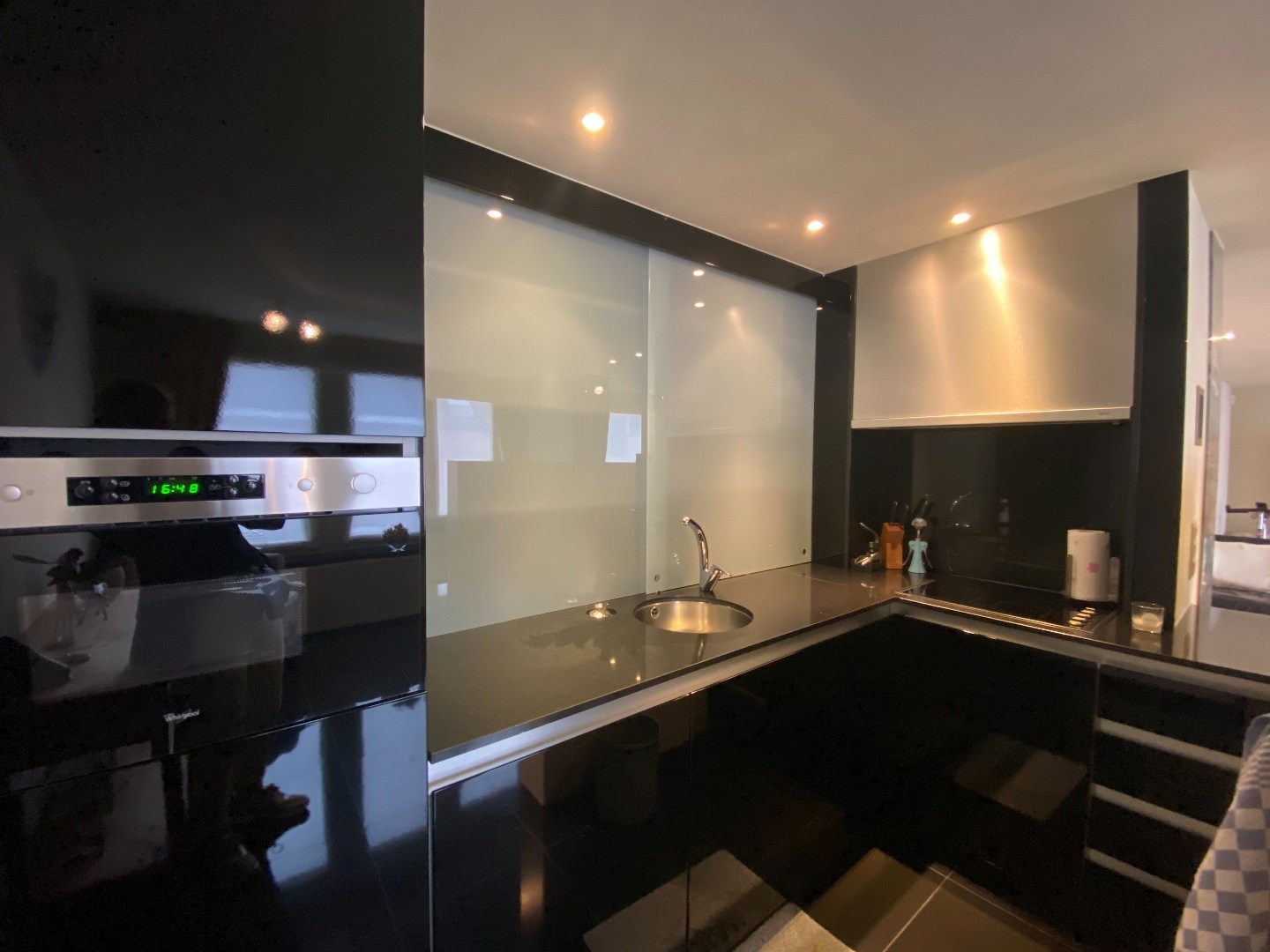 Multifunctioneel handelspand met luxueuze woonst op centrumligging in Sint-Eloois-Vijve! 