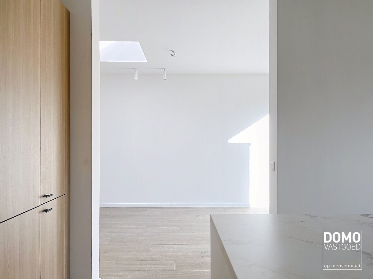 Instapklare totaalrenovatie met luxueuze afwerking, 4 slaapkamers en zuidgerichte tuin 