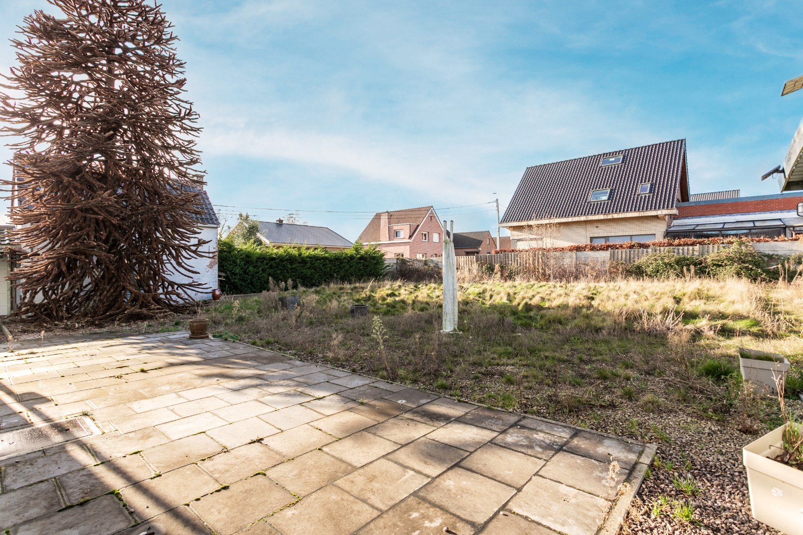 Te renoveren fermette met 3 slpk, bijgebouw en garage en mogelijkheid tot uitbreiding (bouwgrond) 