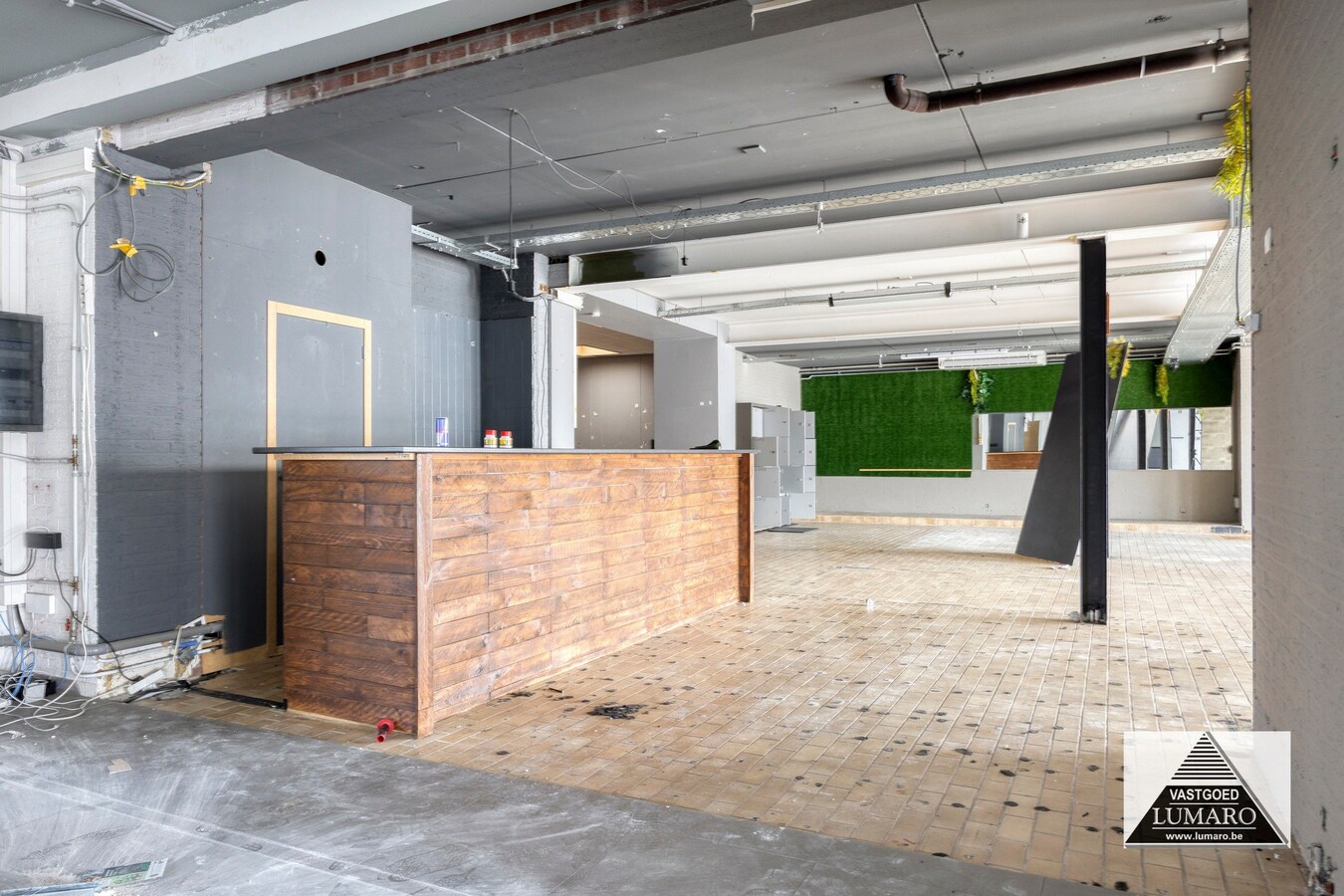 Commercieel gelegen winkel  met  parking 