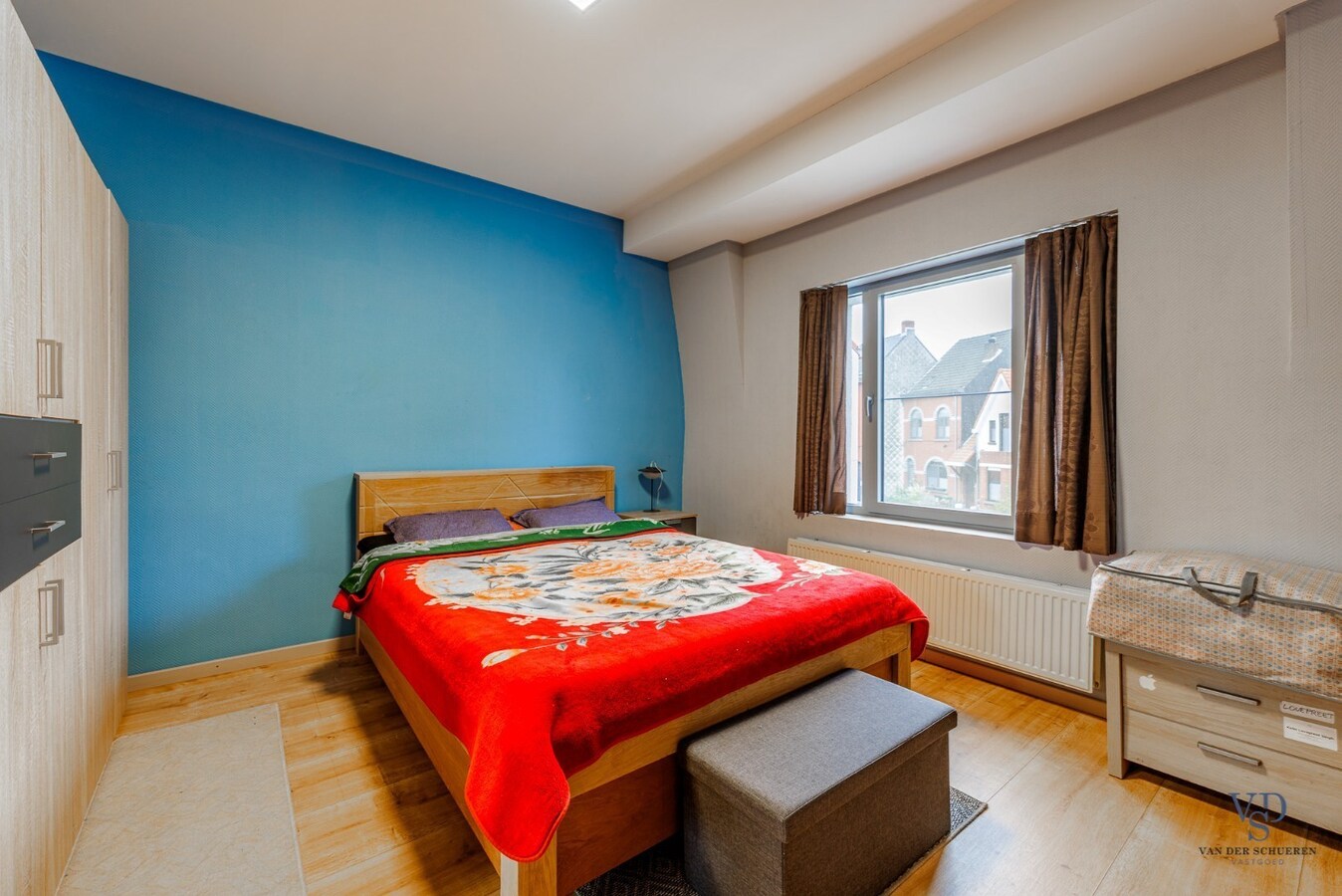 Woning met tuin én 2 staanplaatsen én car-port. 